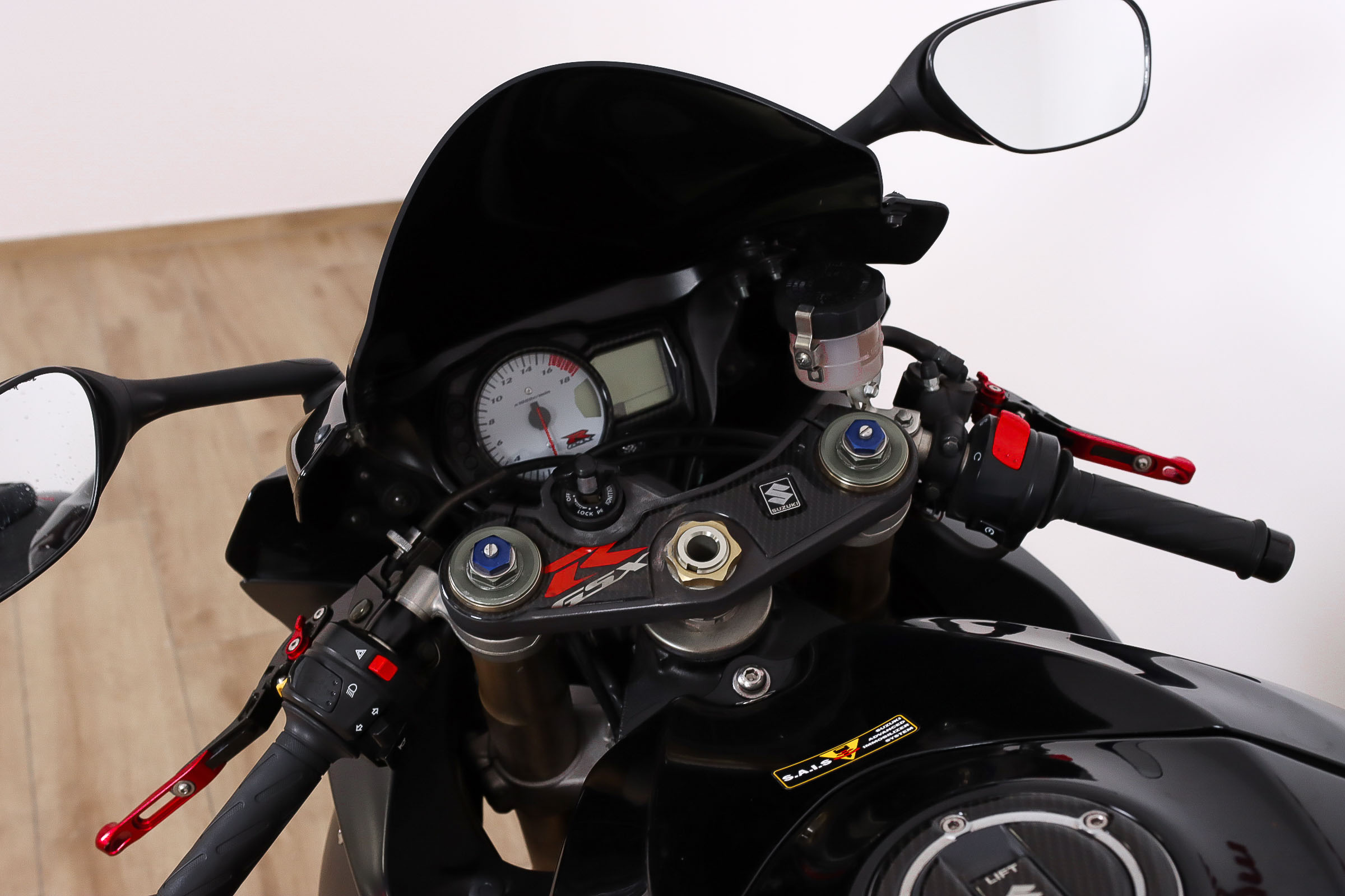 SUZUKI GSX R600SUZUKI11 SUZUKI GSX R600SUZUKI11