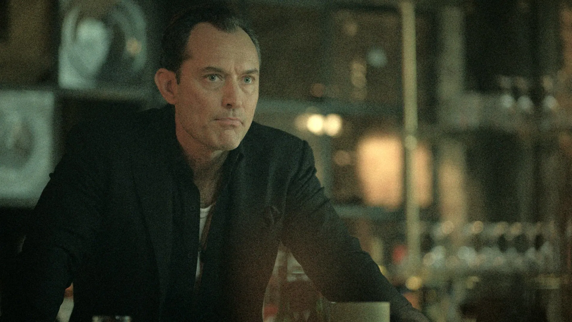 Black Rabbit 2025 Review: Jude Law and Jason Bateman's Brotherly Drama