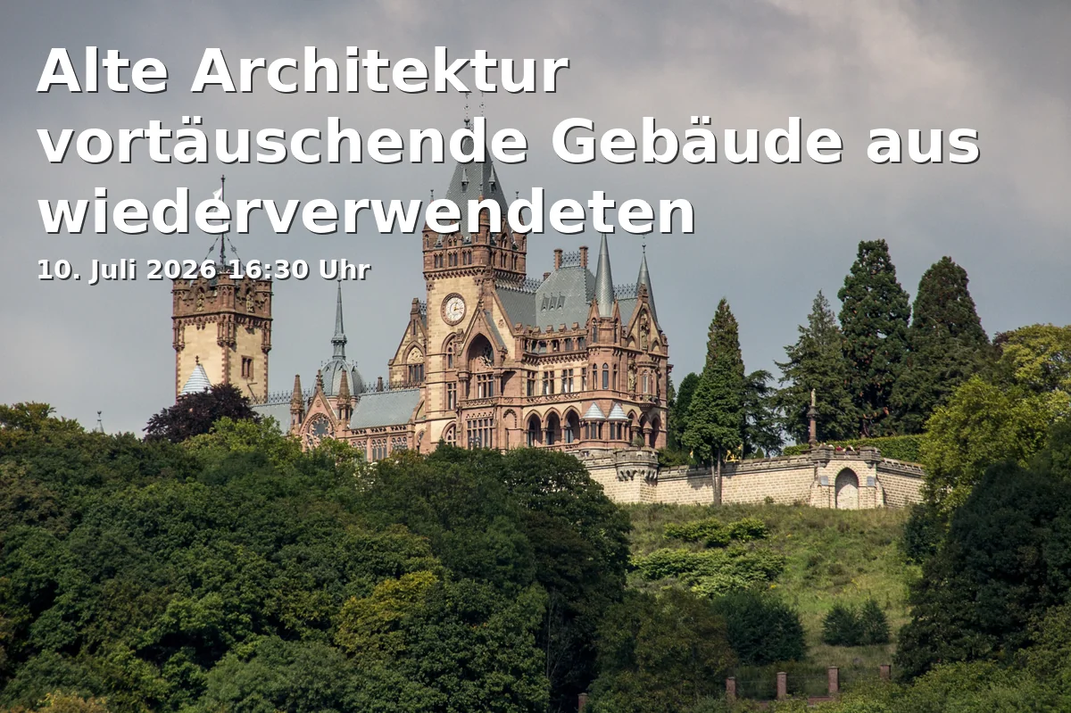 Alte Architektur vortäuschende Gebäude aus wiederverwendeten Elementen