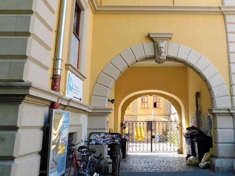 Jugendzentr. Bechtolsheimer Hof (b-hof)