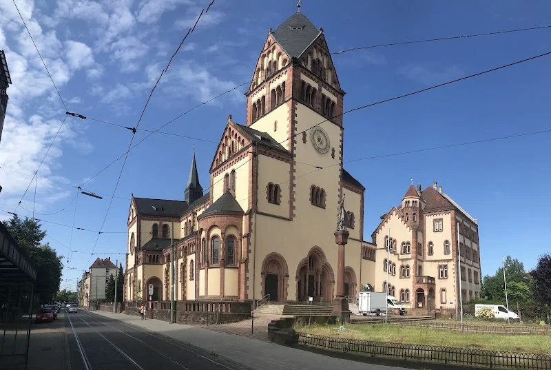 St. Bonifatius - Kirche und Pfarramt