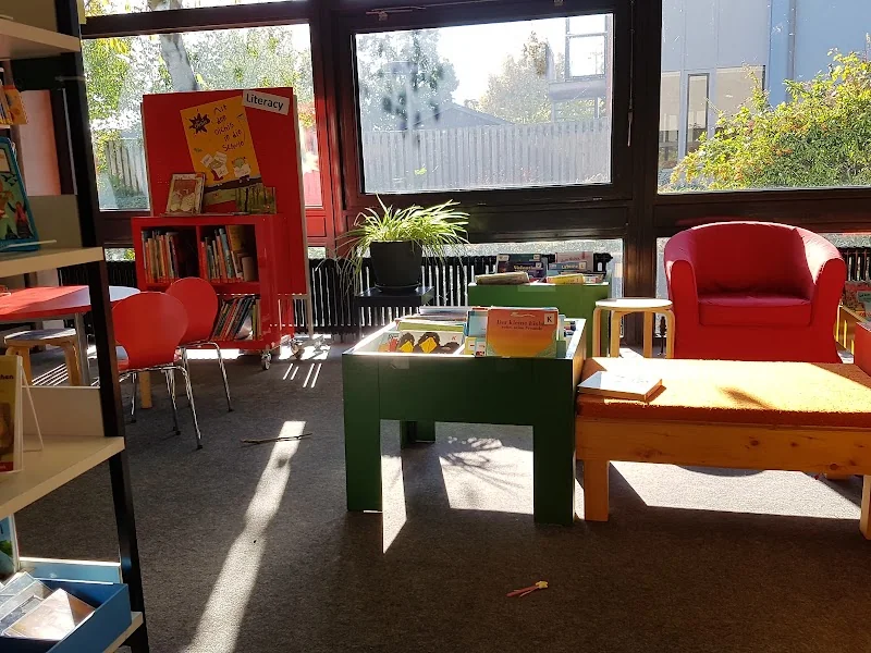 Stadtbibliothek MA Zweigstelle Vogelstang