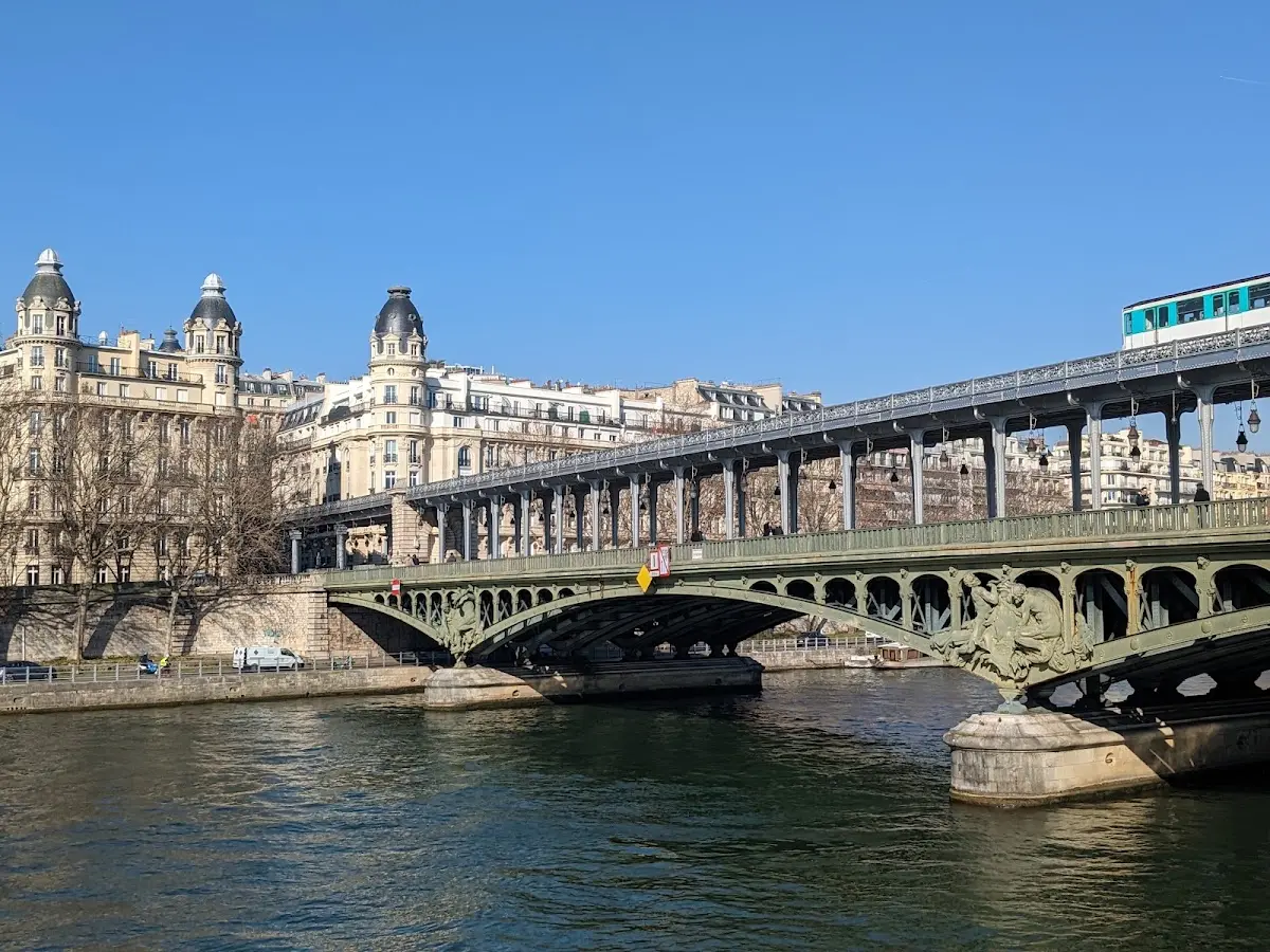 Pont de Bir-Hakeim Paris France