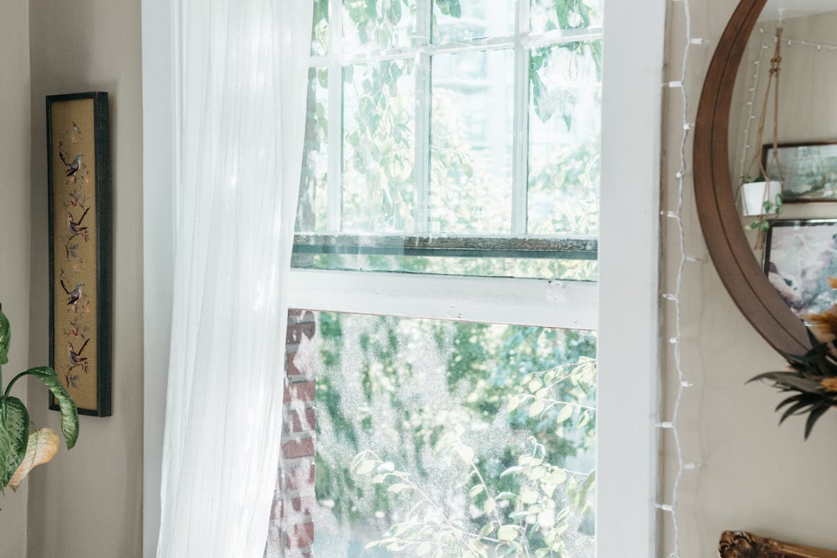 غسيل الستائر في المنازل السعودية: متى وكيف؟