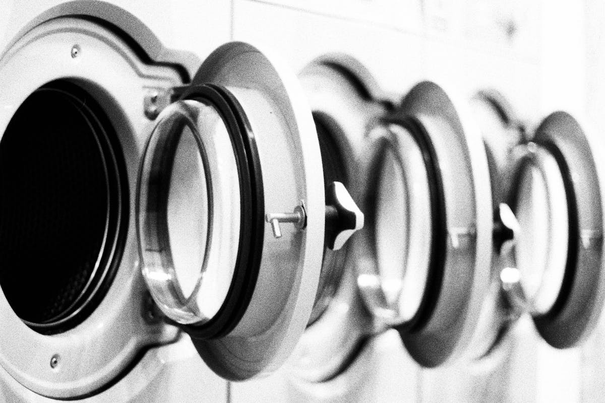 أخطاء يومية تقلل عمر ملابسك دون أن تنتبه