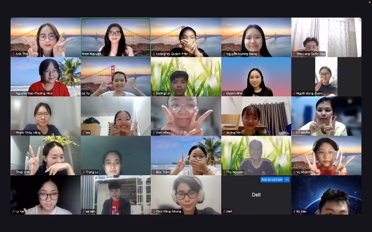 Học viên của Cô Trâm cùng tạo dáng trong buổi học online