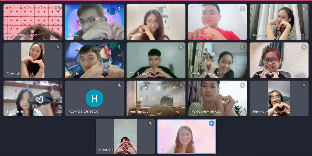 Lớp học online của Cô Trâm cùng thả tim trước ống kính
