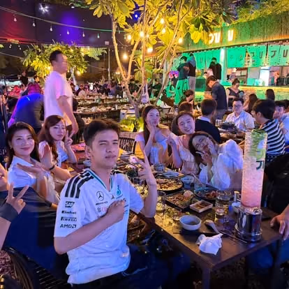 Học viên tụ họp ăn tối sau giờ học