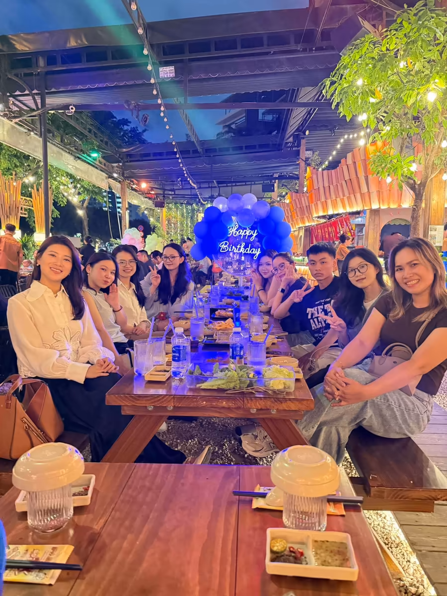 Tiệc sinh nhật của lớp tại nhà hàng ngoài trời