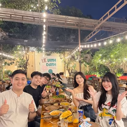 Cả lớp liên hoan tại nhà hàng sân vườn