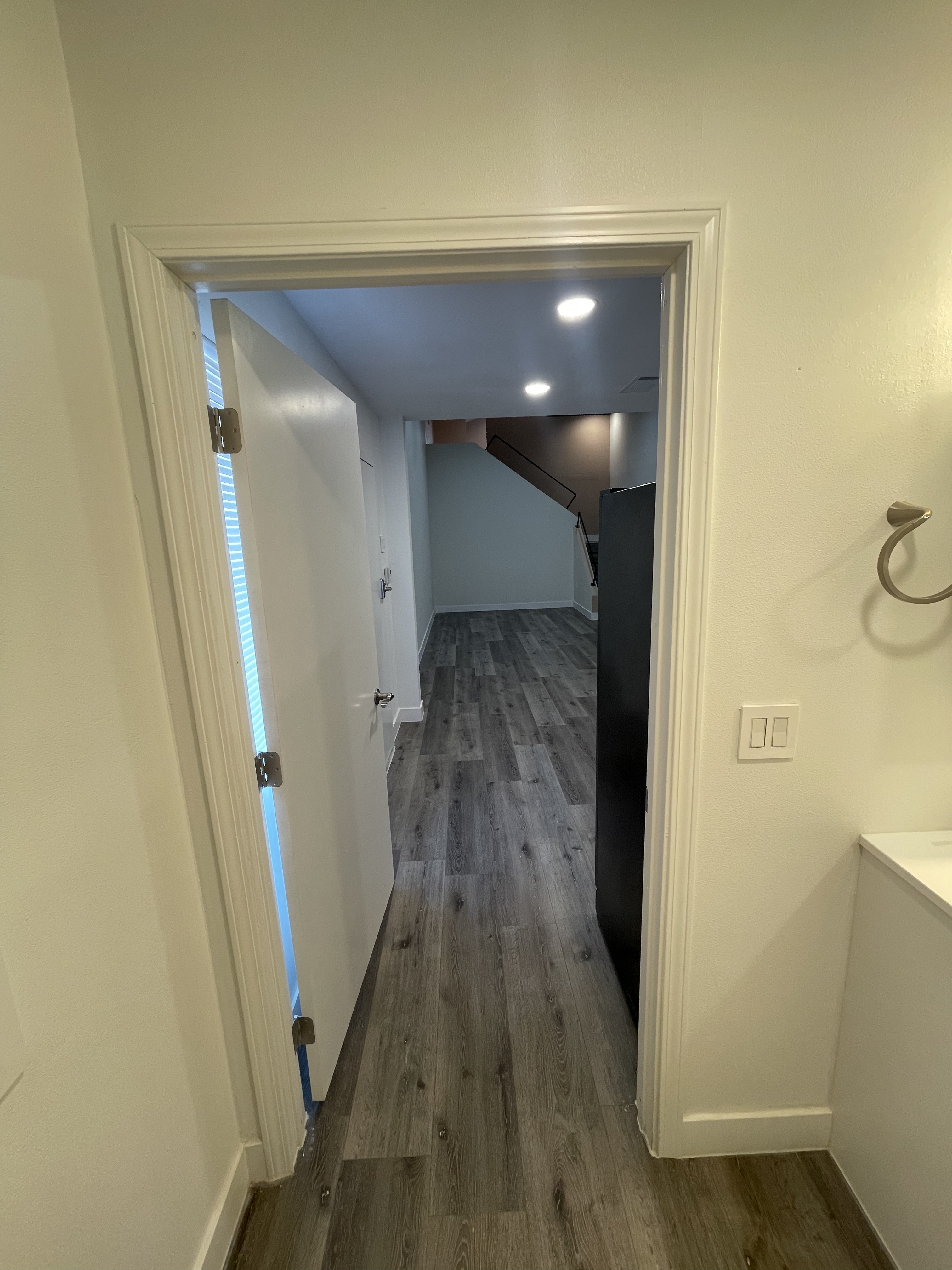 Huge studio loft, kitchenette, ensuite bath, private entrance - photo 7