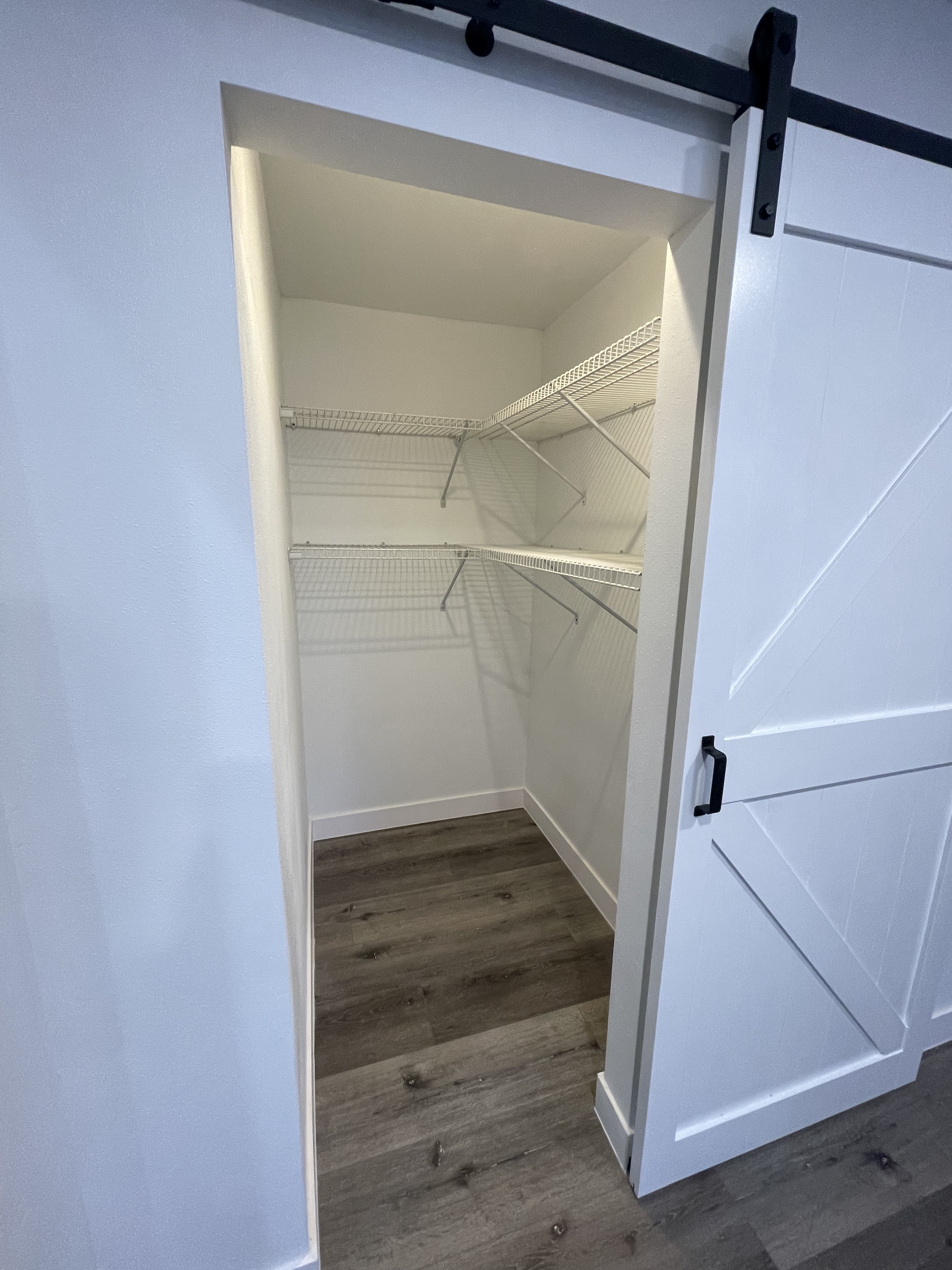 Huge studio loft, kitchenette, ensuite bath, private entrance - photo 8