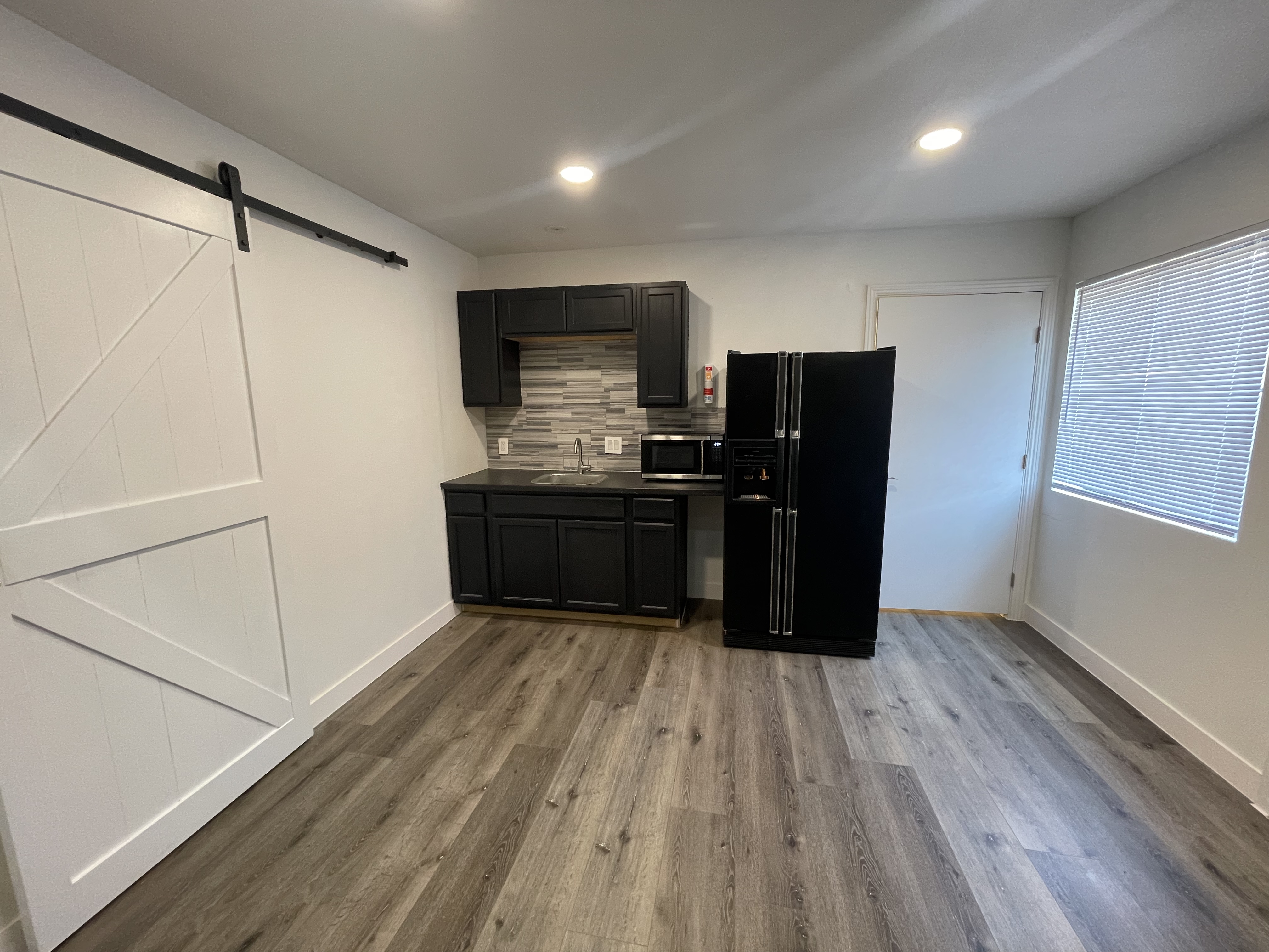 Huge studio loft, kitchenette, ensuite bath, private entrance - photo 9