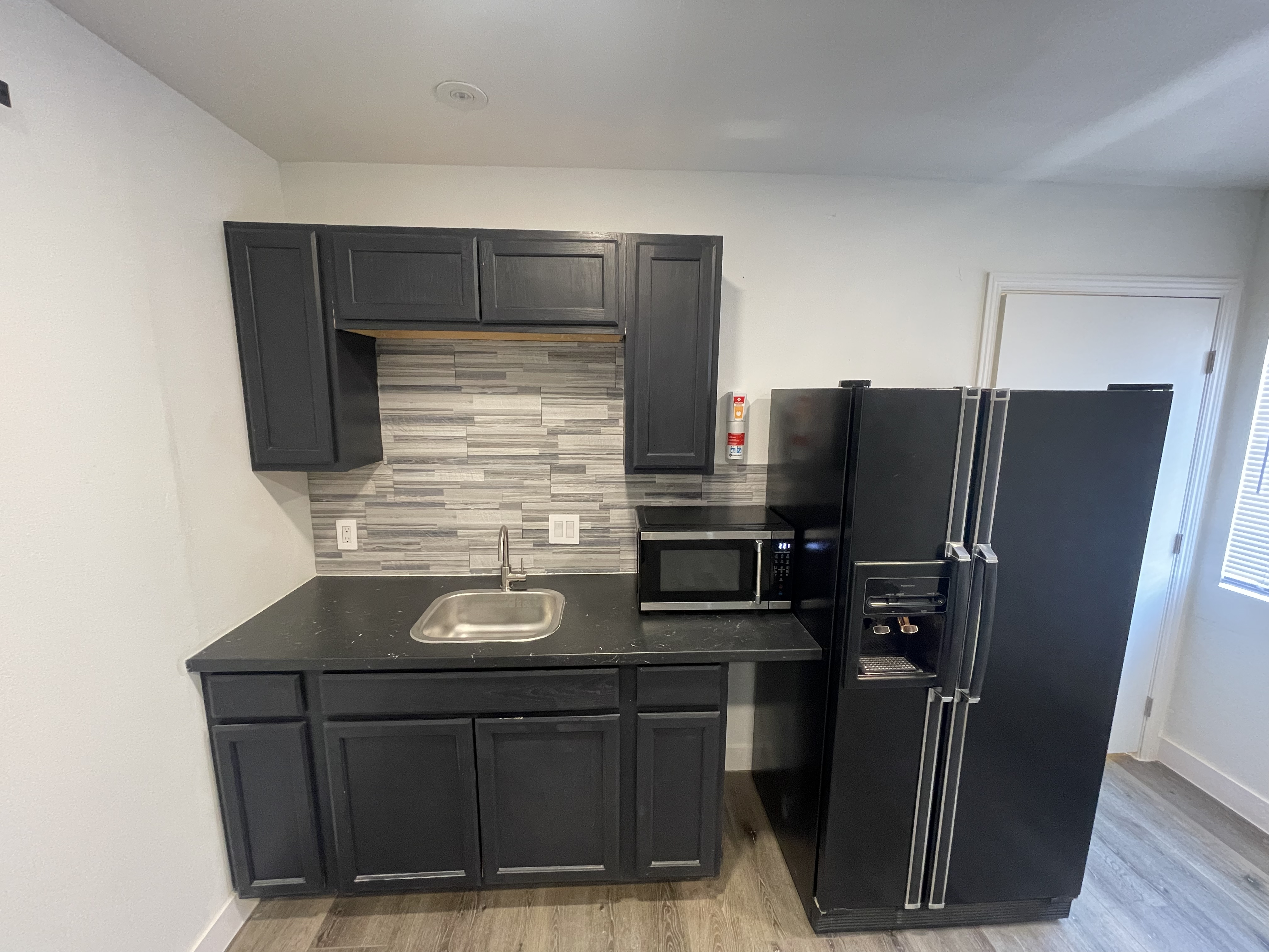 Huge studio loft, kitchenette, ensuite bath, private entrance - photo 10