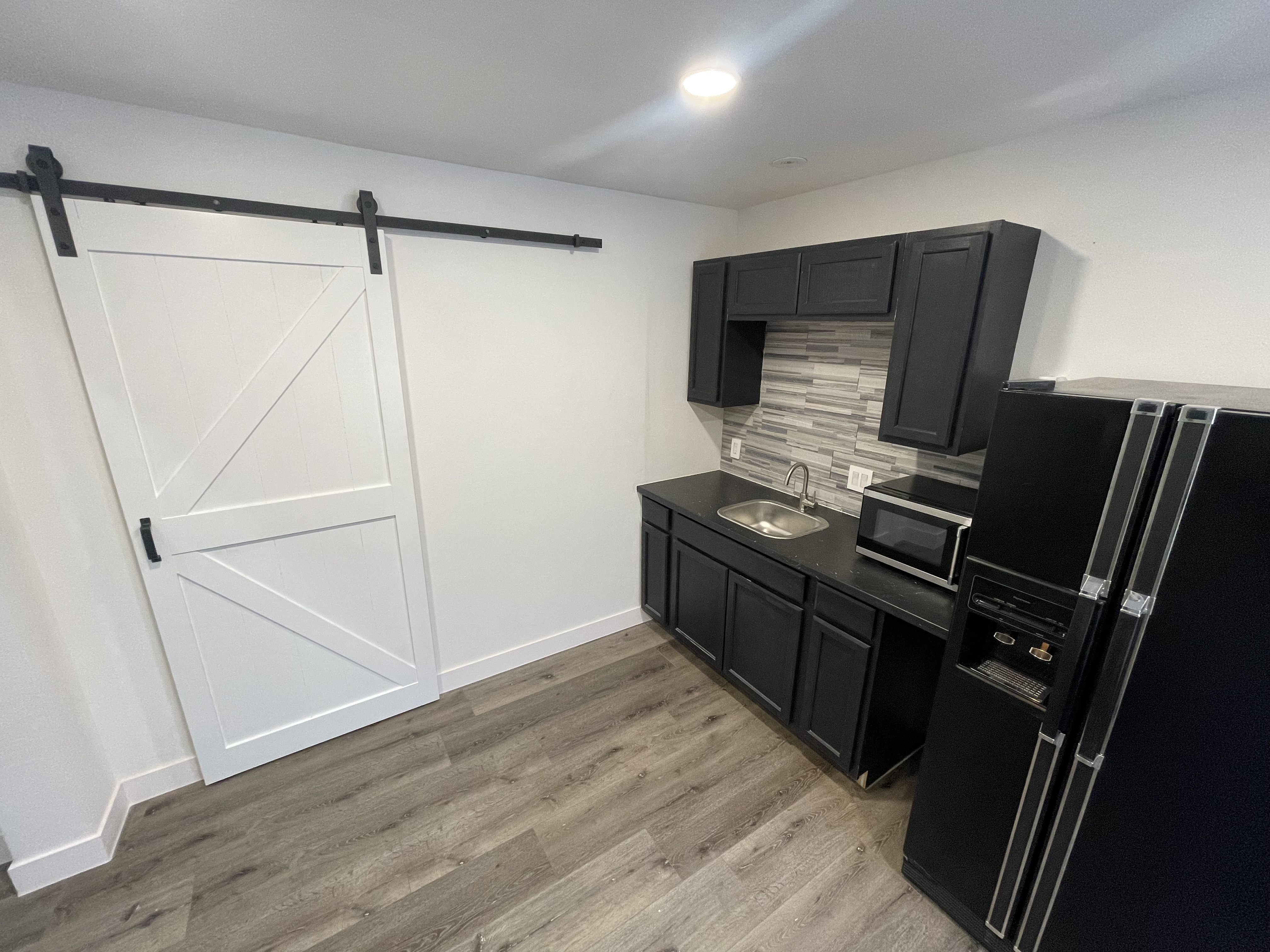 Huge studio loft, kitchenette, ensuite bath, private entrance - photo 11