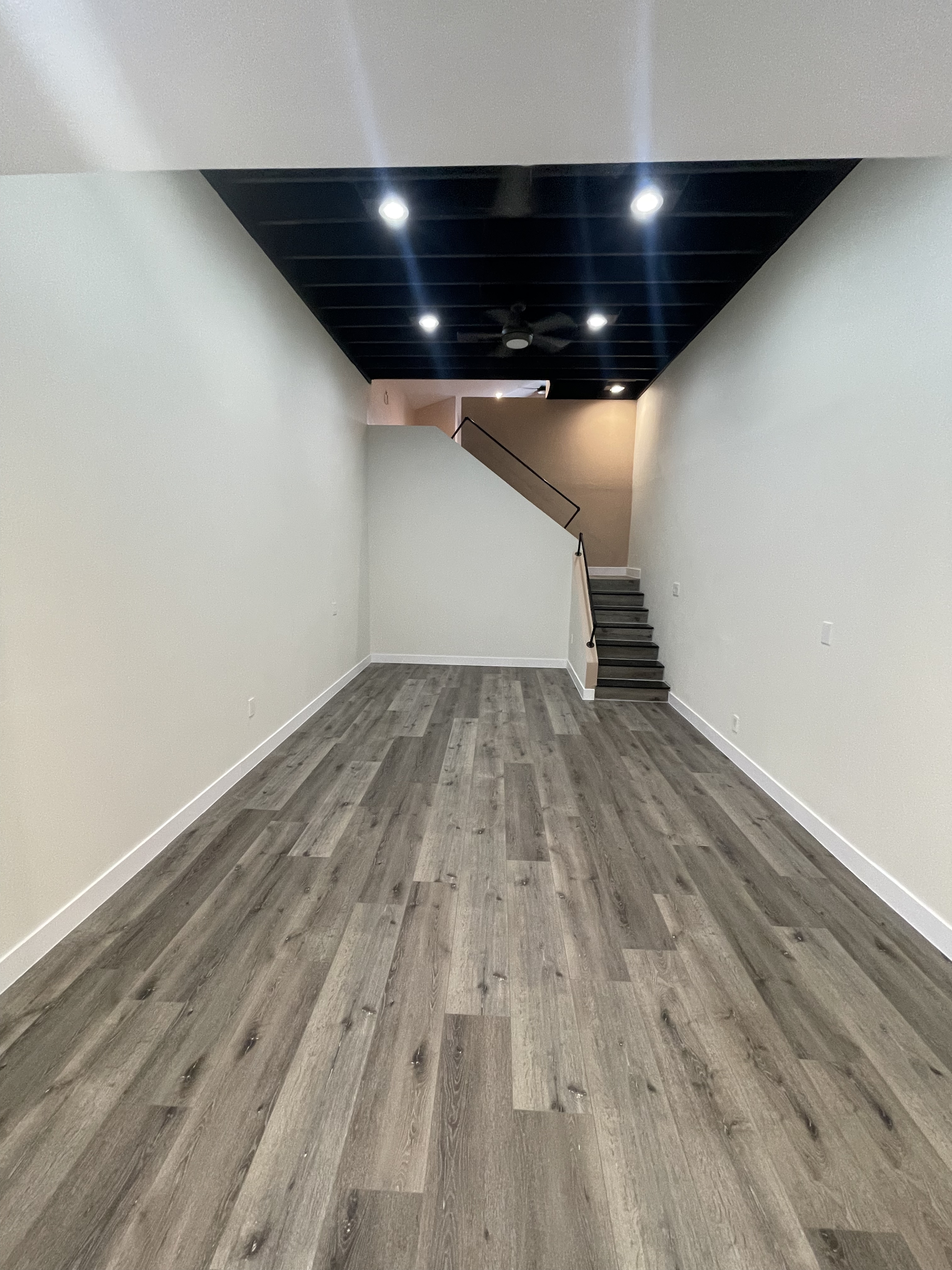 Huge studio loft, kitchenette, ensuite bath, private entrance - photo 13