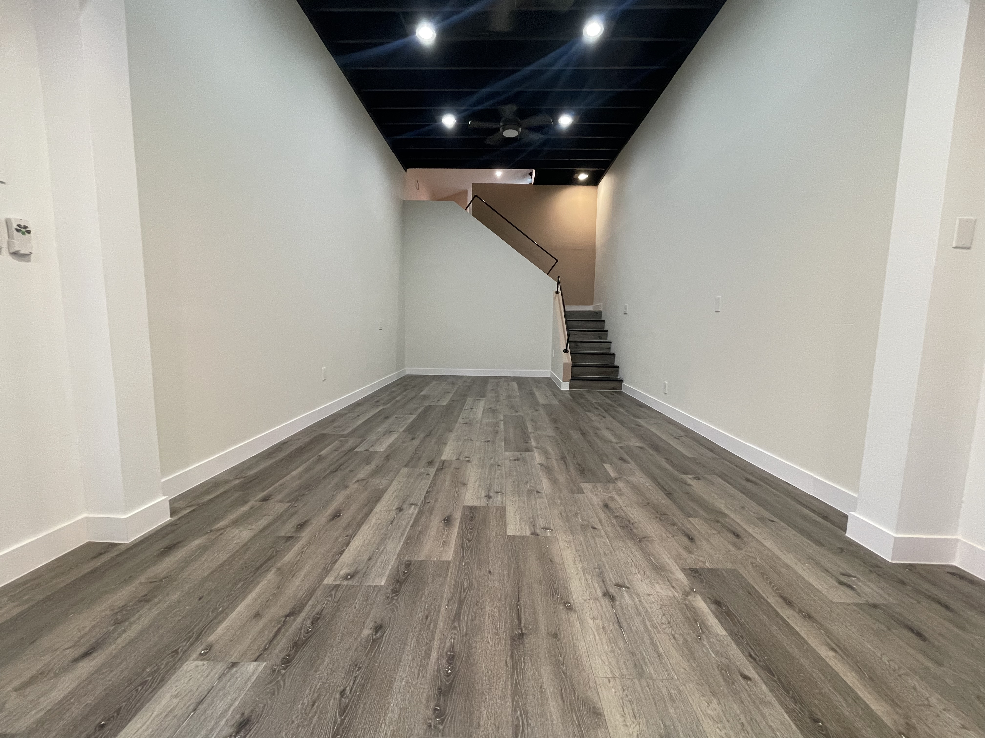 Huge studio loft, kitchenette, ensuite bath, private entrance - photo 1