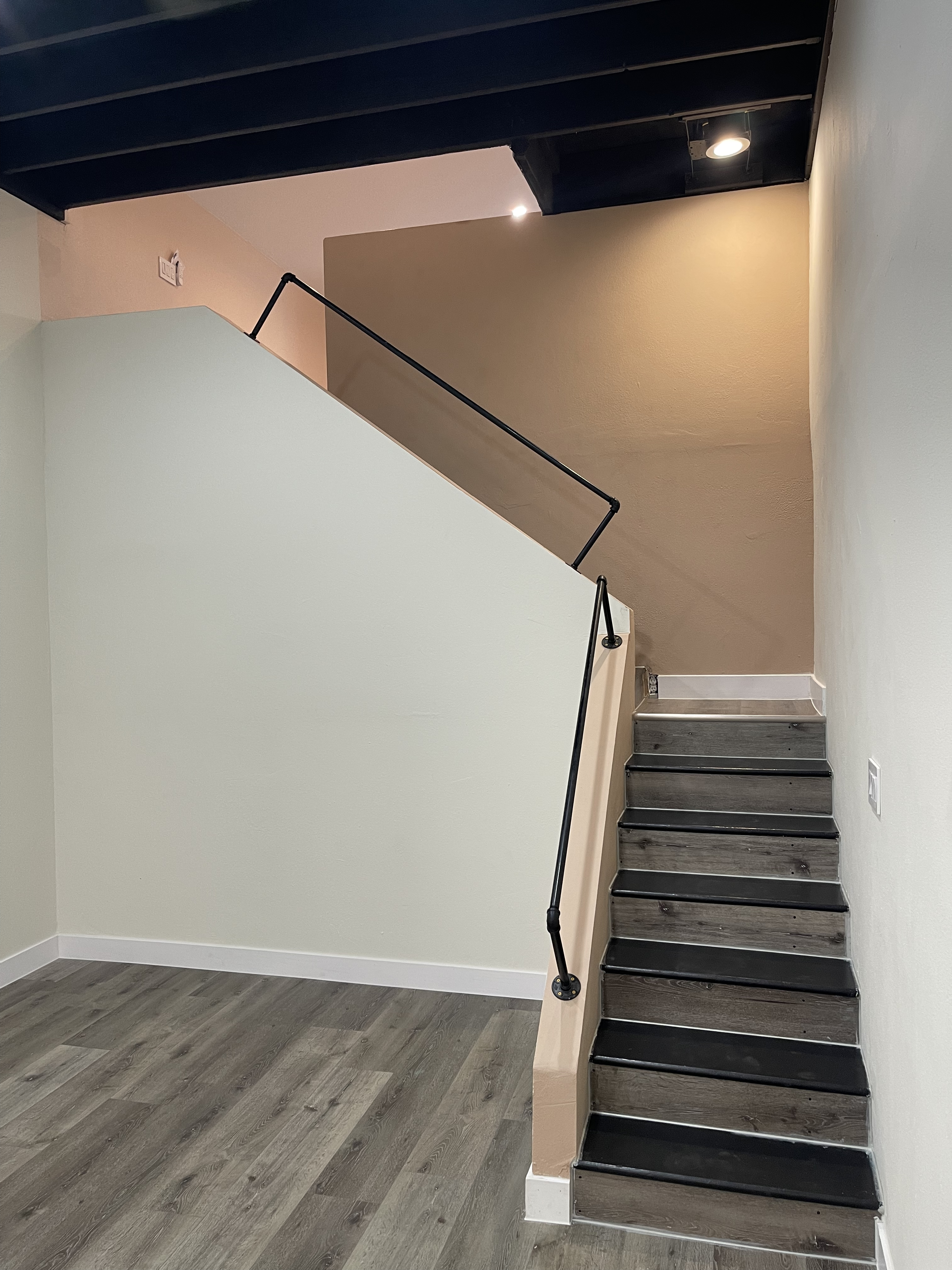 Huge studio loft, kitchenette, ensuite bath, private entrance - photo 14