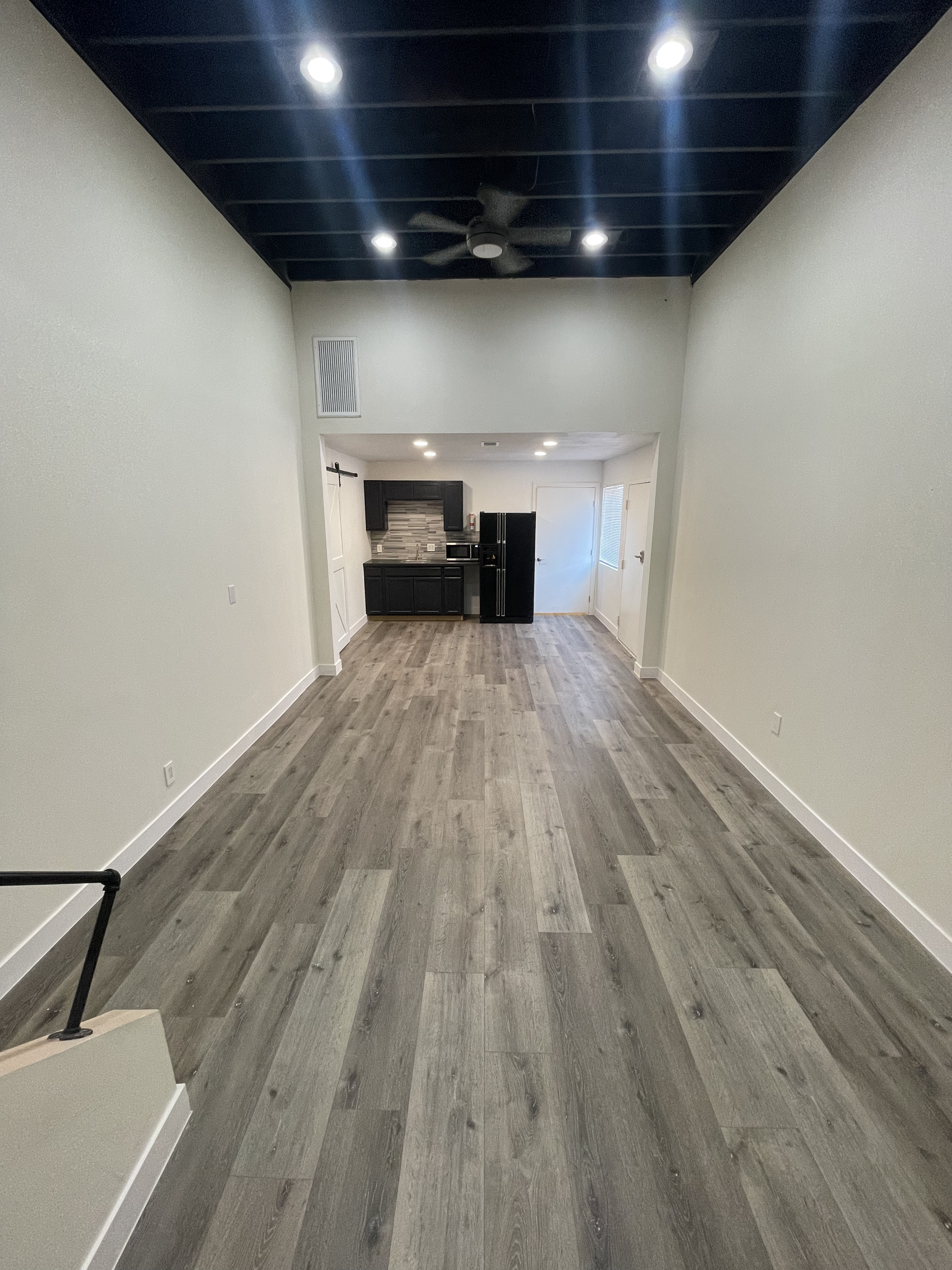 Huge studio loft, kitchenette, ensuite bath, private entrance - photo 15