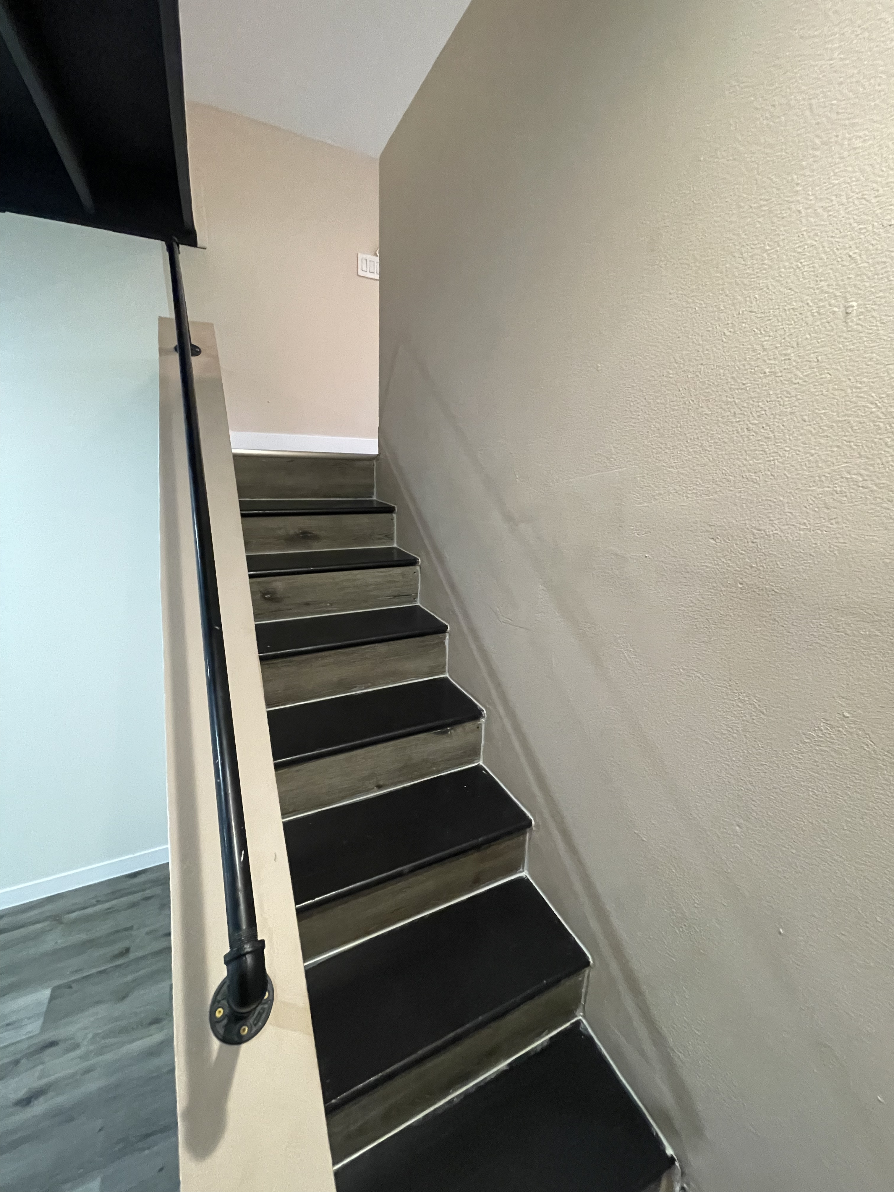 Huge studio loft, kitchenette, ensuite bath, private entrance - photo 16