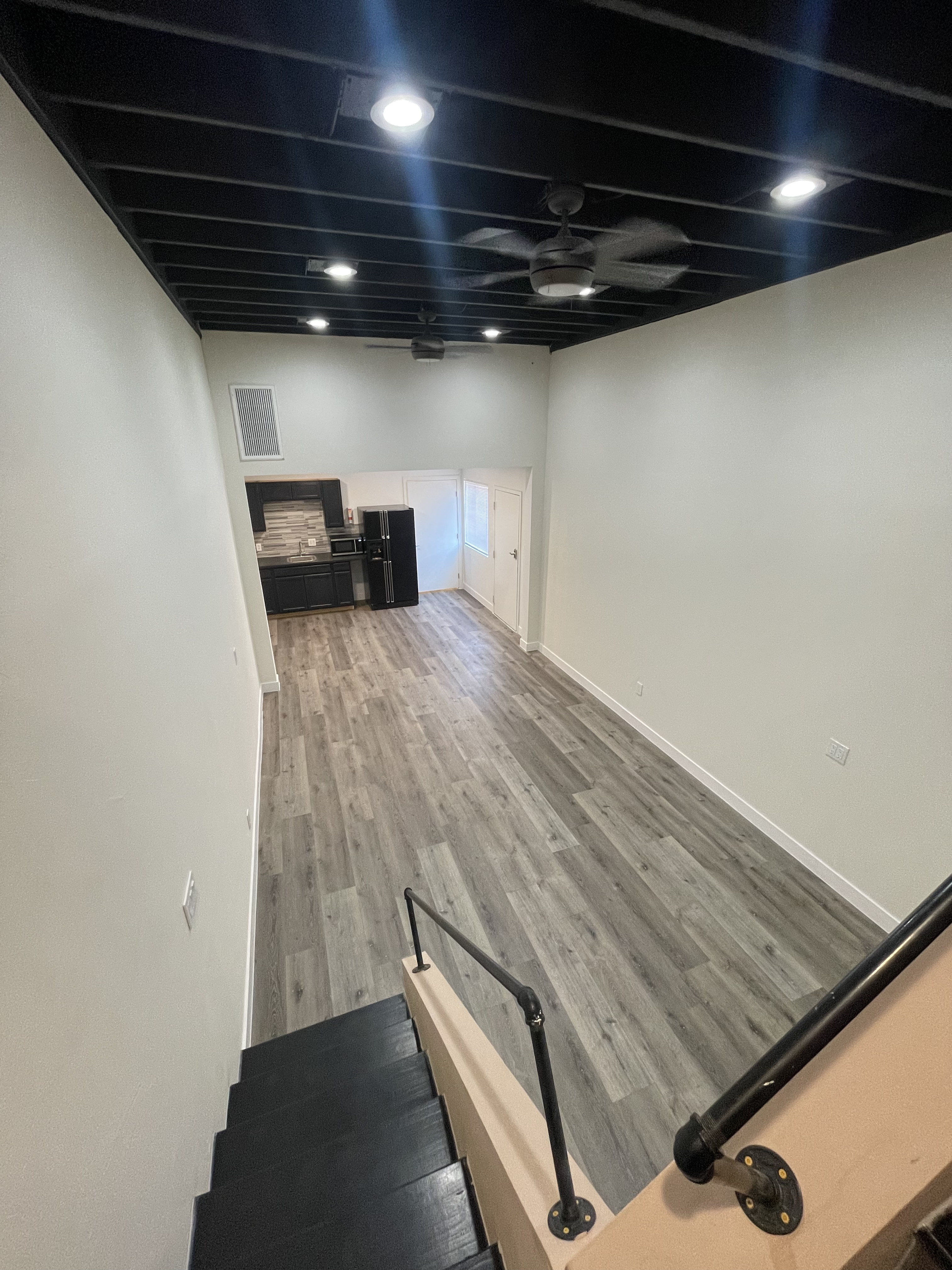 Huge studio loft, kitchenette, ensuite bath, private entrance - photo 17