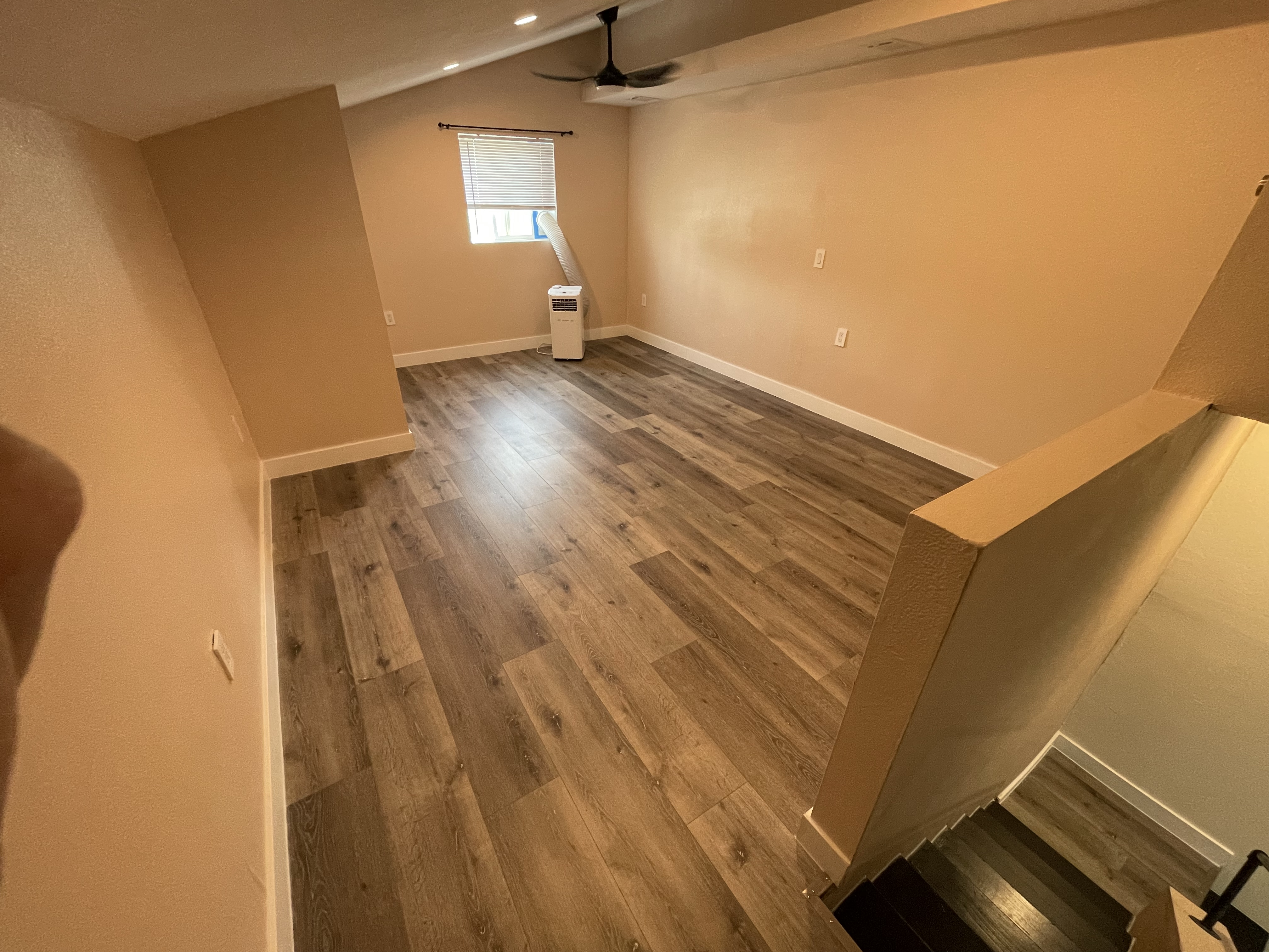 Huge studio loft, kitchenette, ensuite bath, private entrance - photo 19