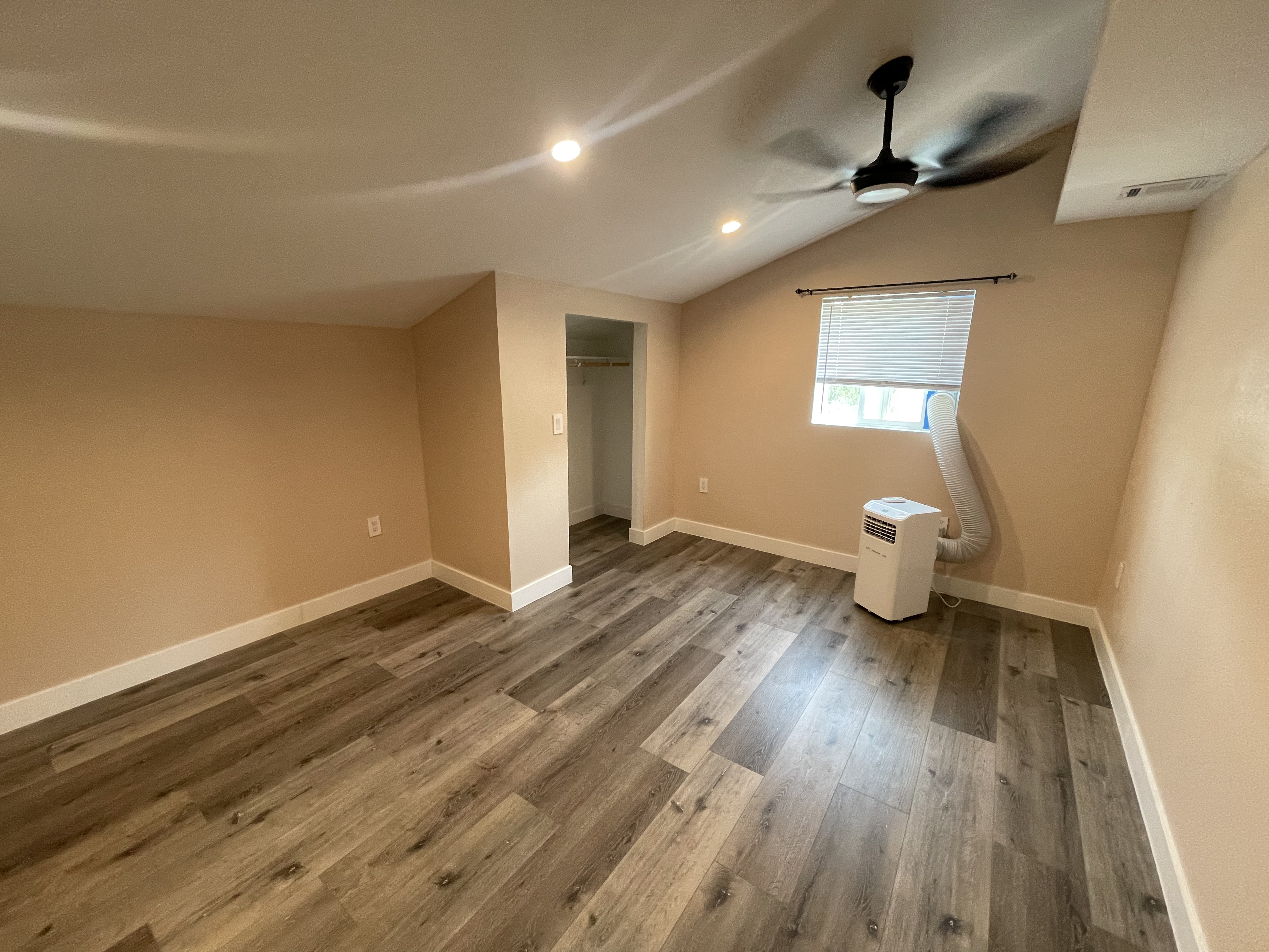 Huge studio loft, kitchenette, ensuite bath, private entrance - photo 20