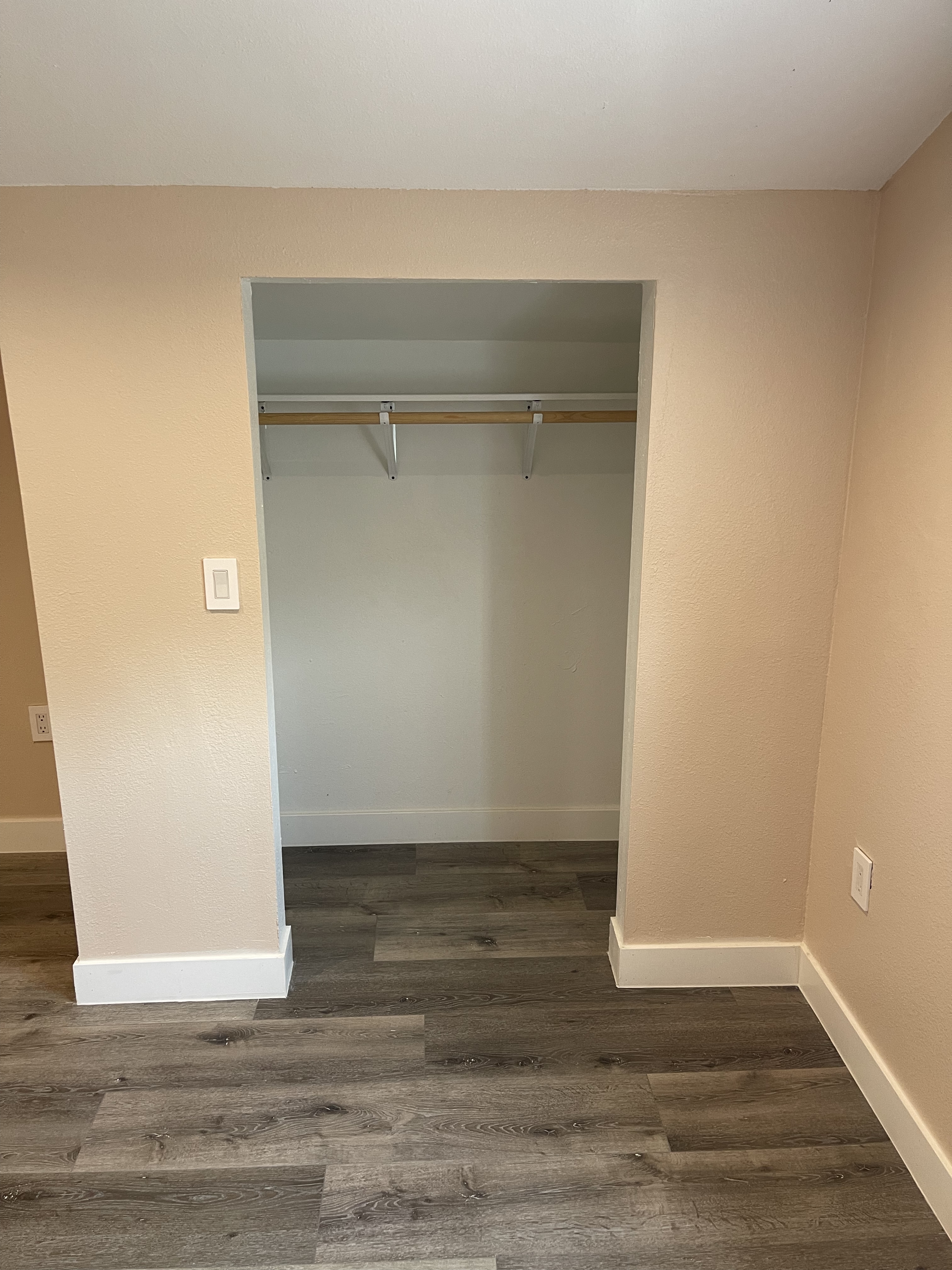 Huge studio loft, kitchenette, ensuite bath, private entrance - photo 21