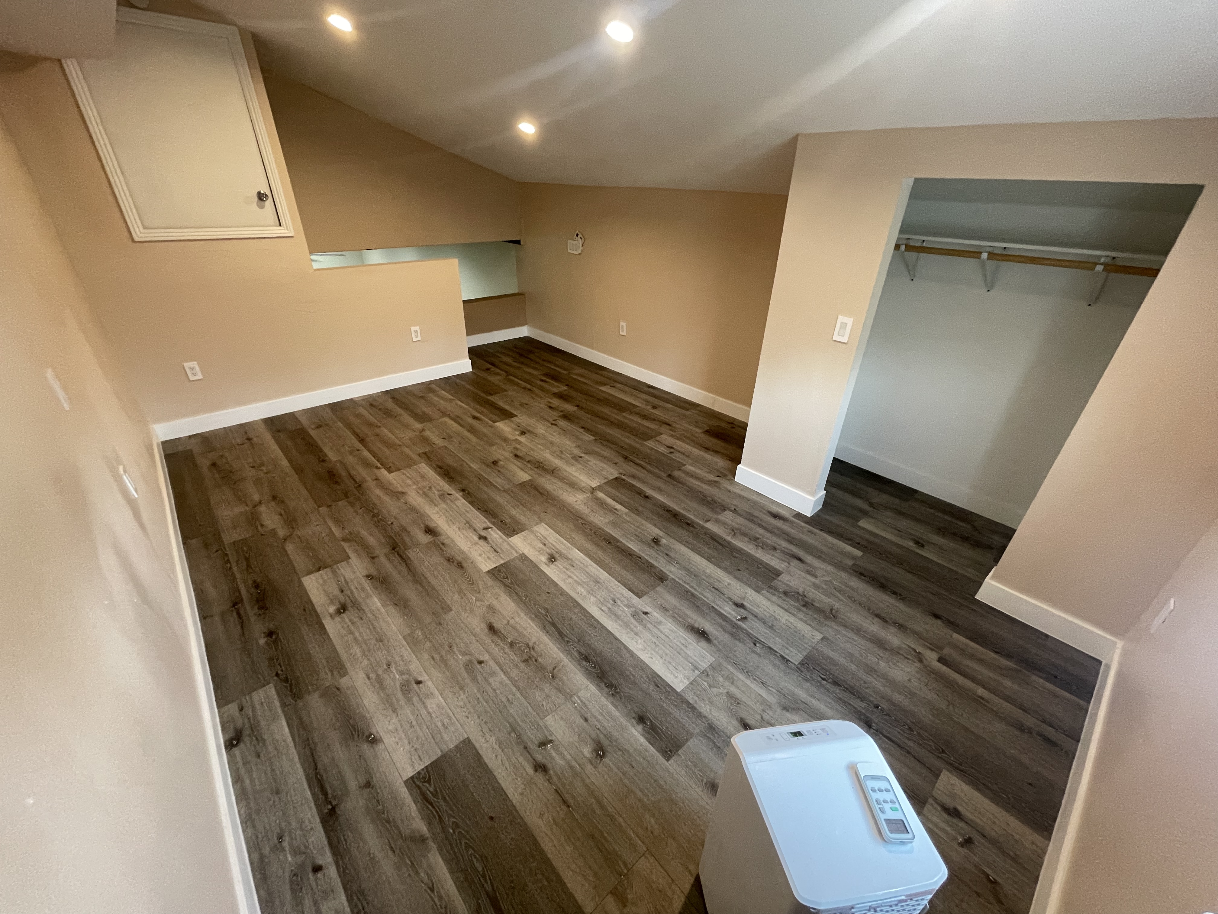 Huge studio loft, kitchenette, ensuite bath, private entrance - photo 22