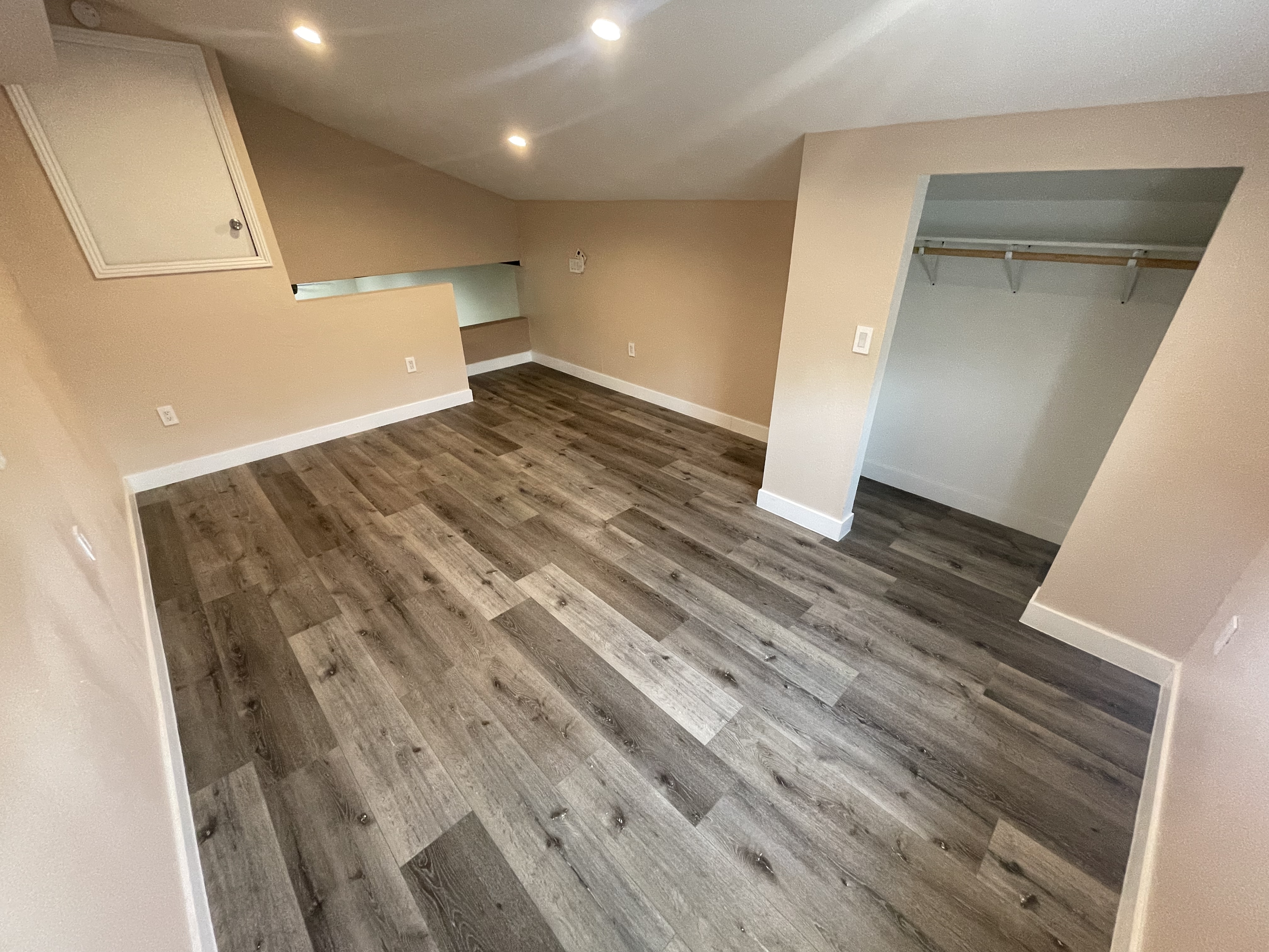 Huge studio loft, kitchenette, ensuite bath, private entrance - photo 23