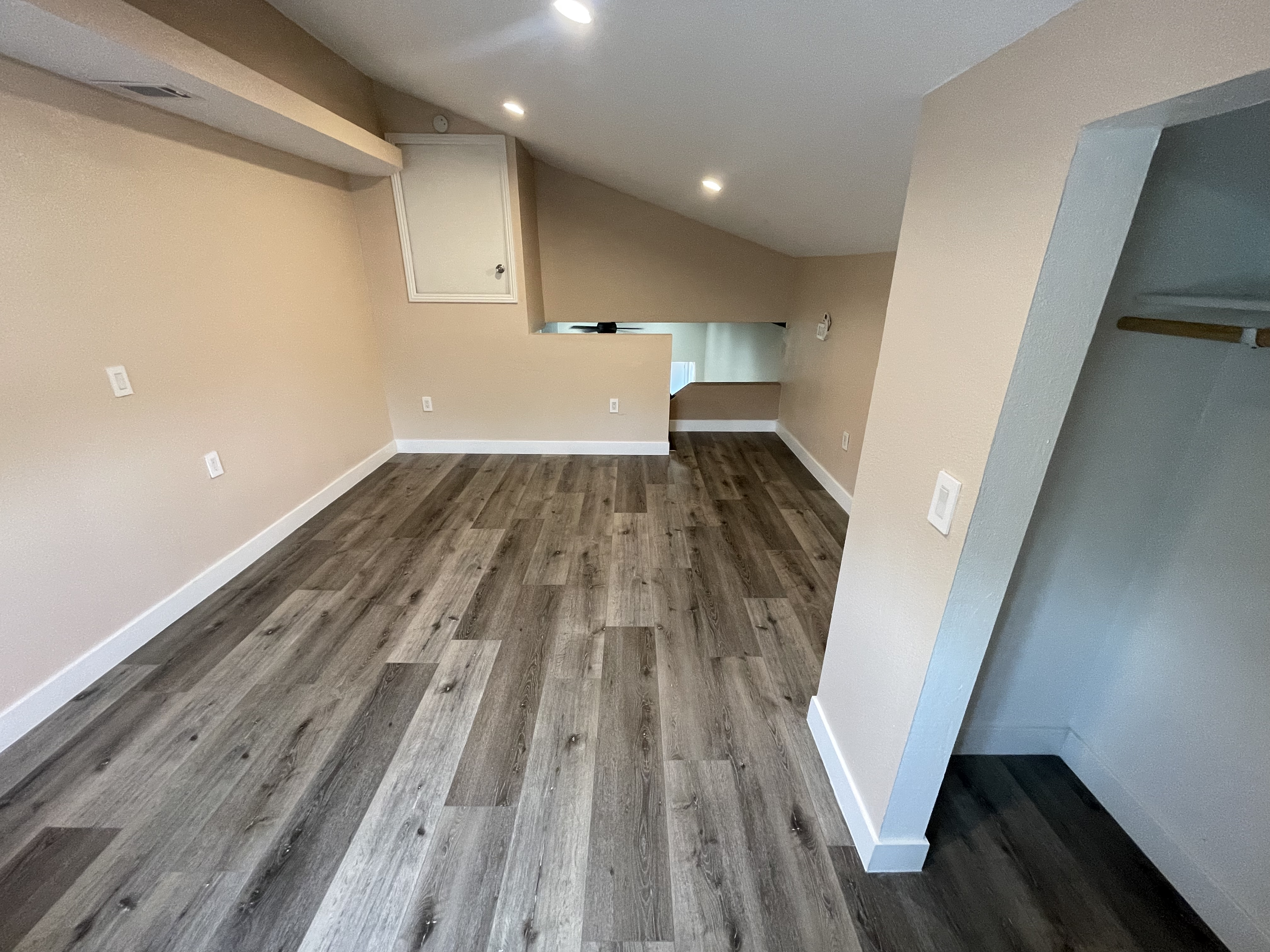 Huge studio loft, kitchenette, ensuite bath, private entrance - photo 24