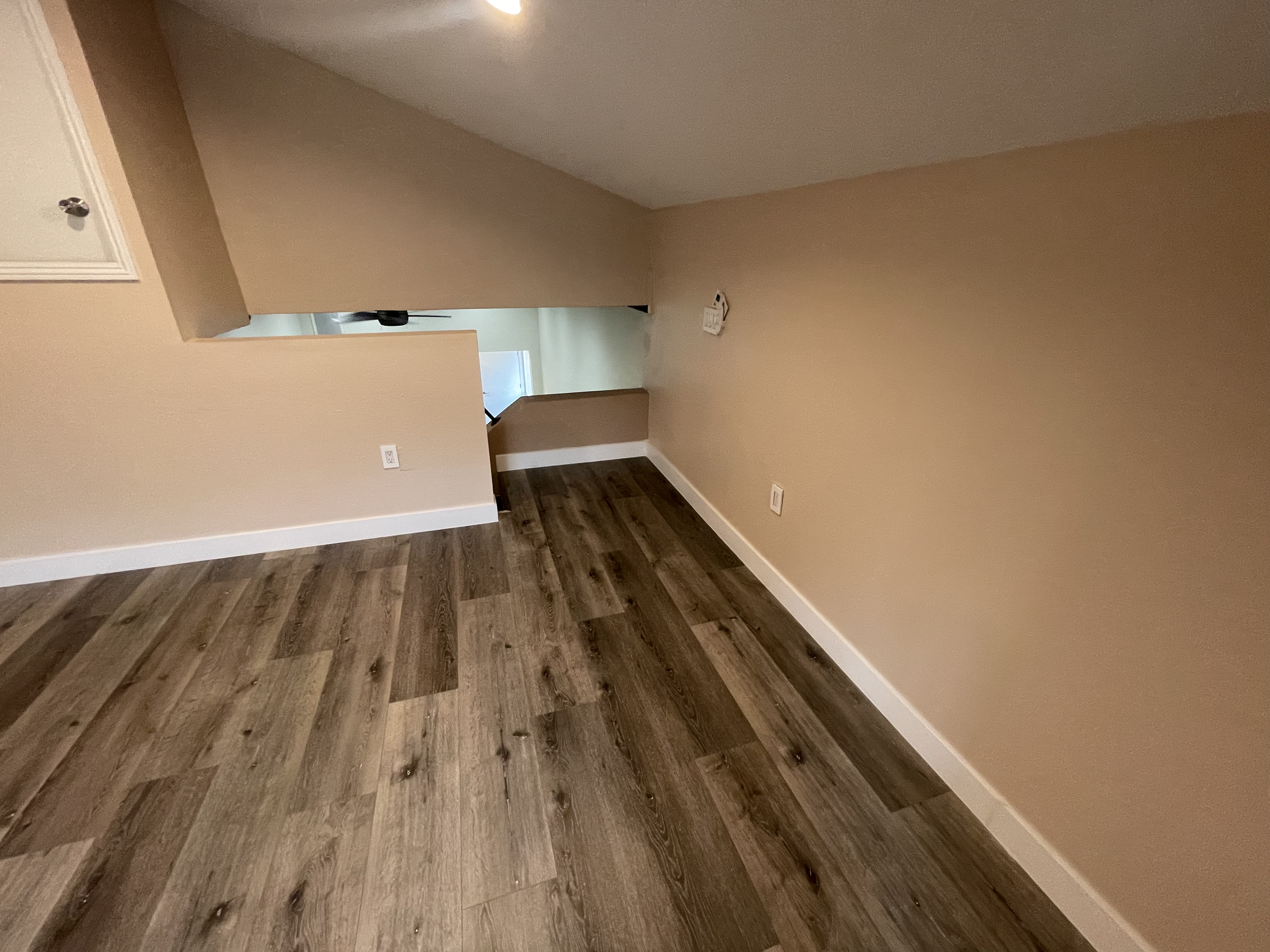 Huge studio loft, kitchenette, ensuite bath, private entrance - photo 25