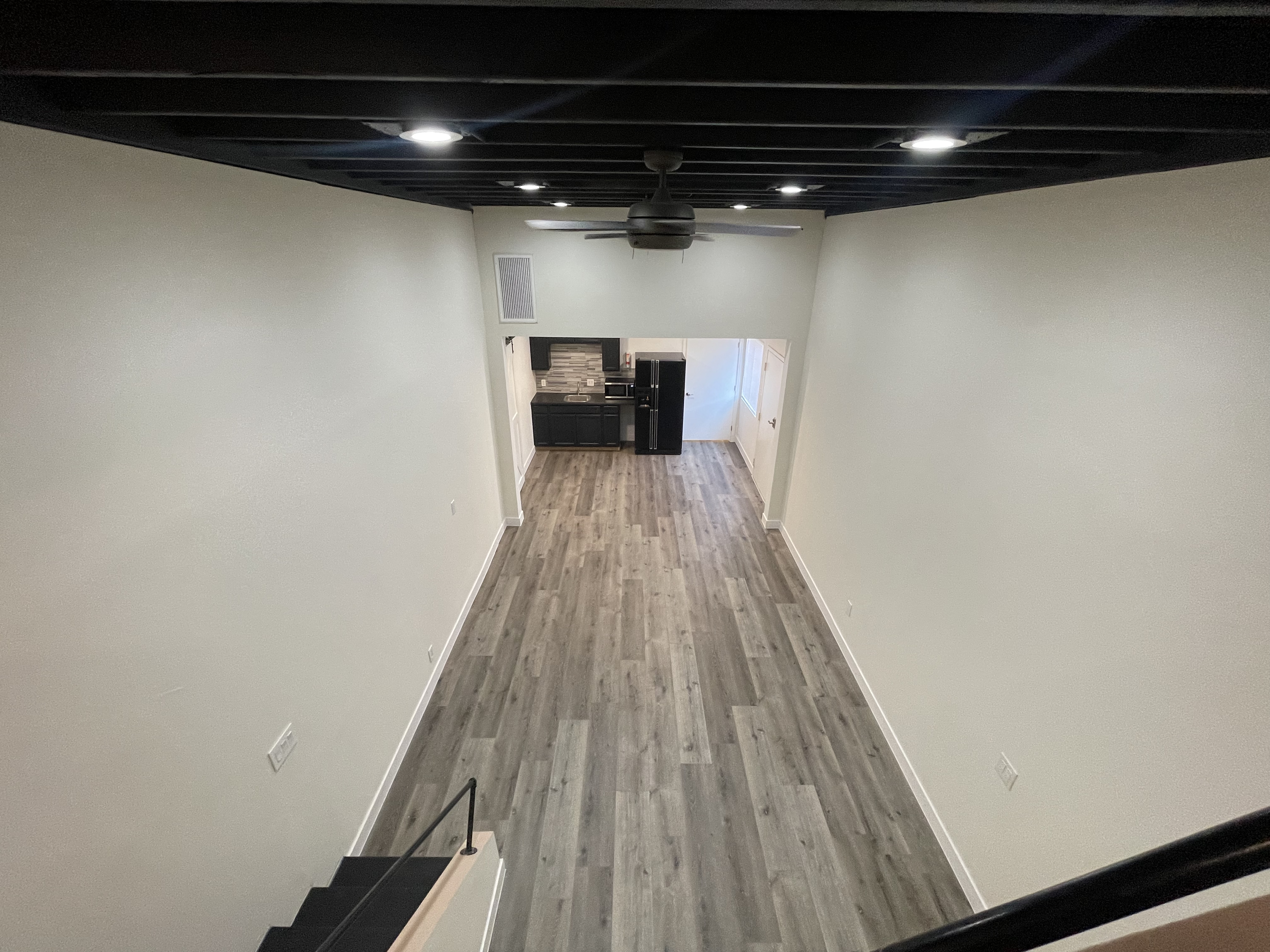 Huge studio loft, kitchenette, ensuite bath, private entrance - photo 29