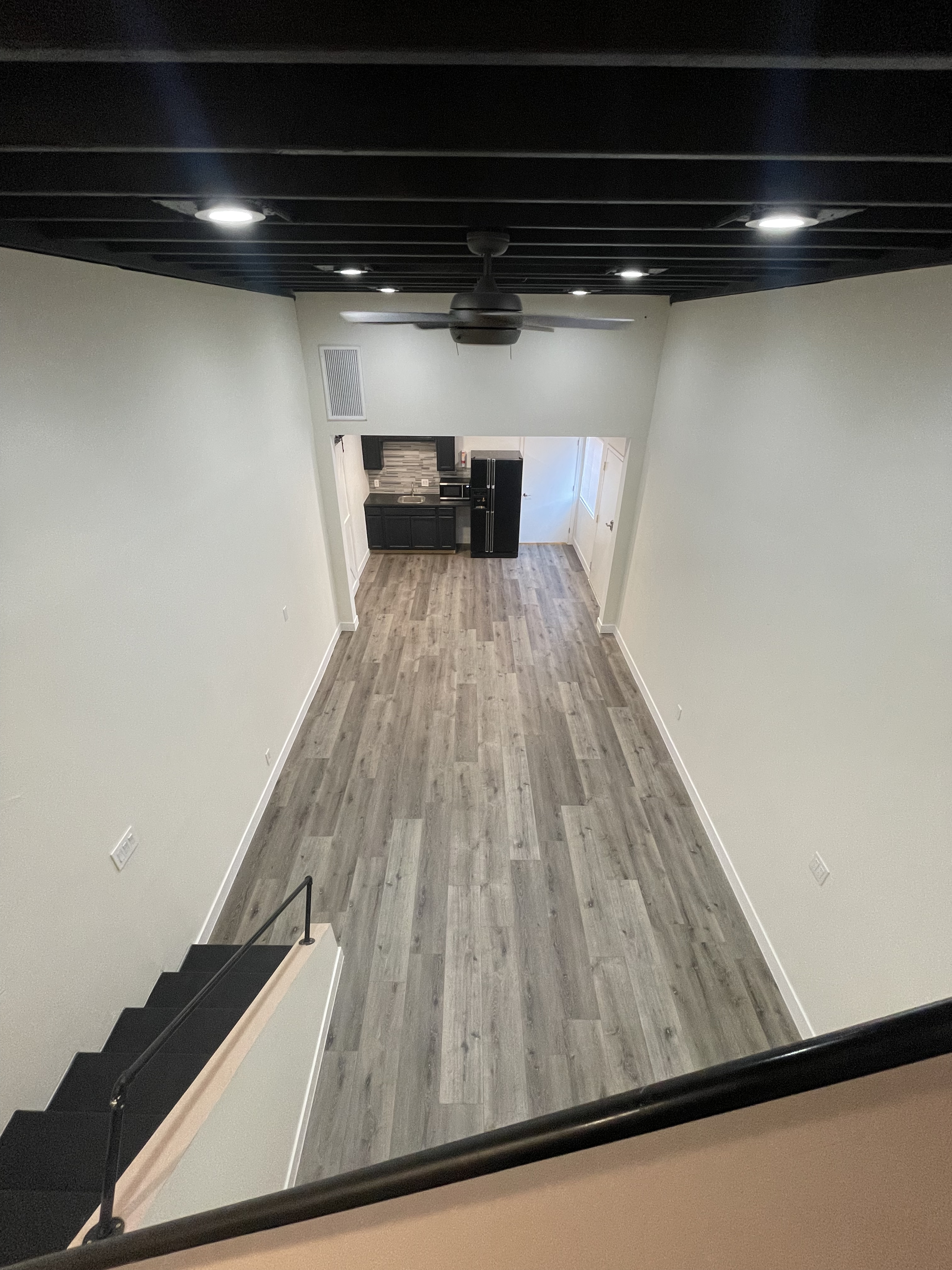 Huge studio loft, kitchenette, ensuite bath, private entrance - photo 30