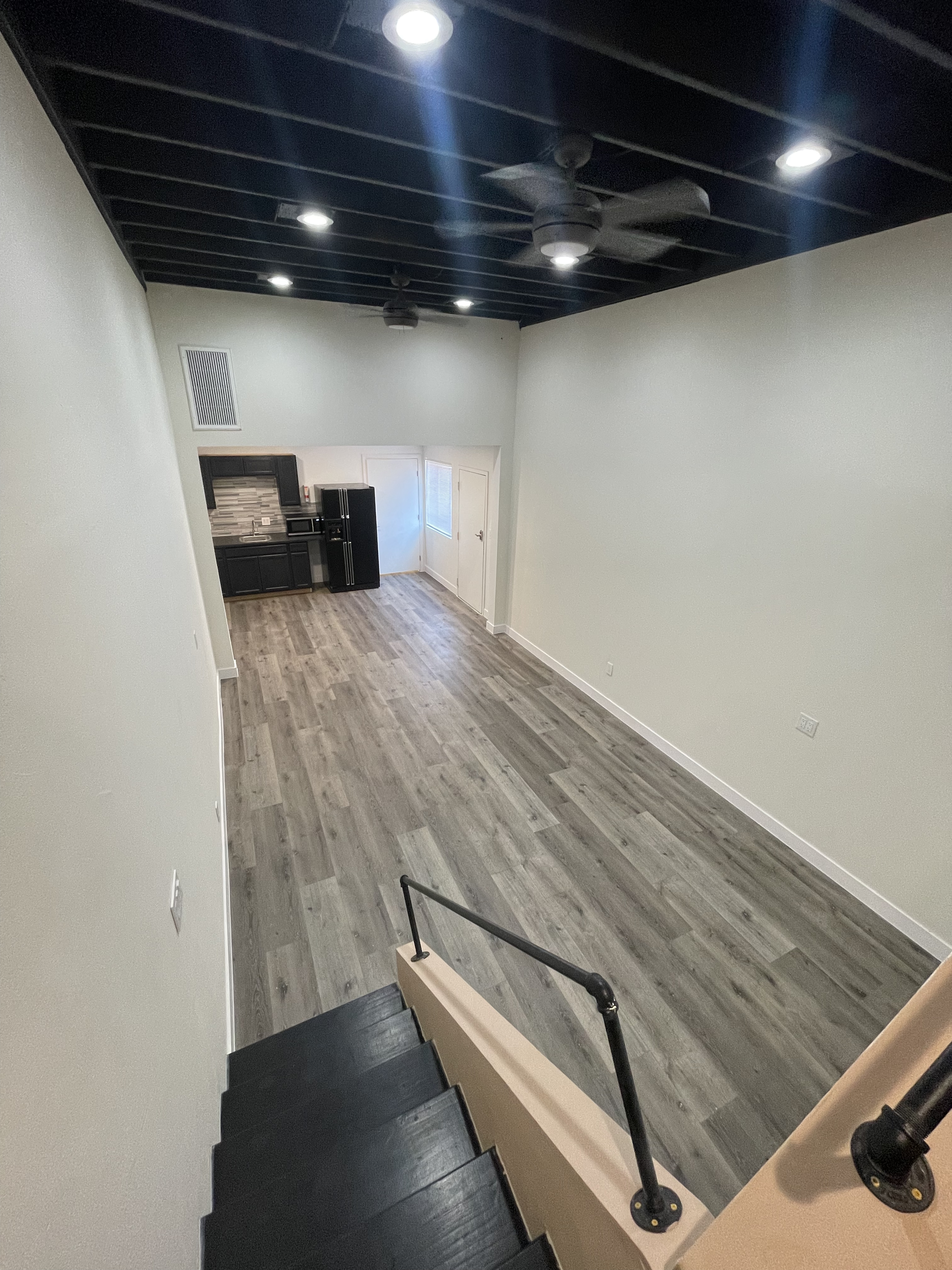 Huge studio loft, kitchenette, ensuite bath, private entrance - photo 31