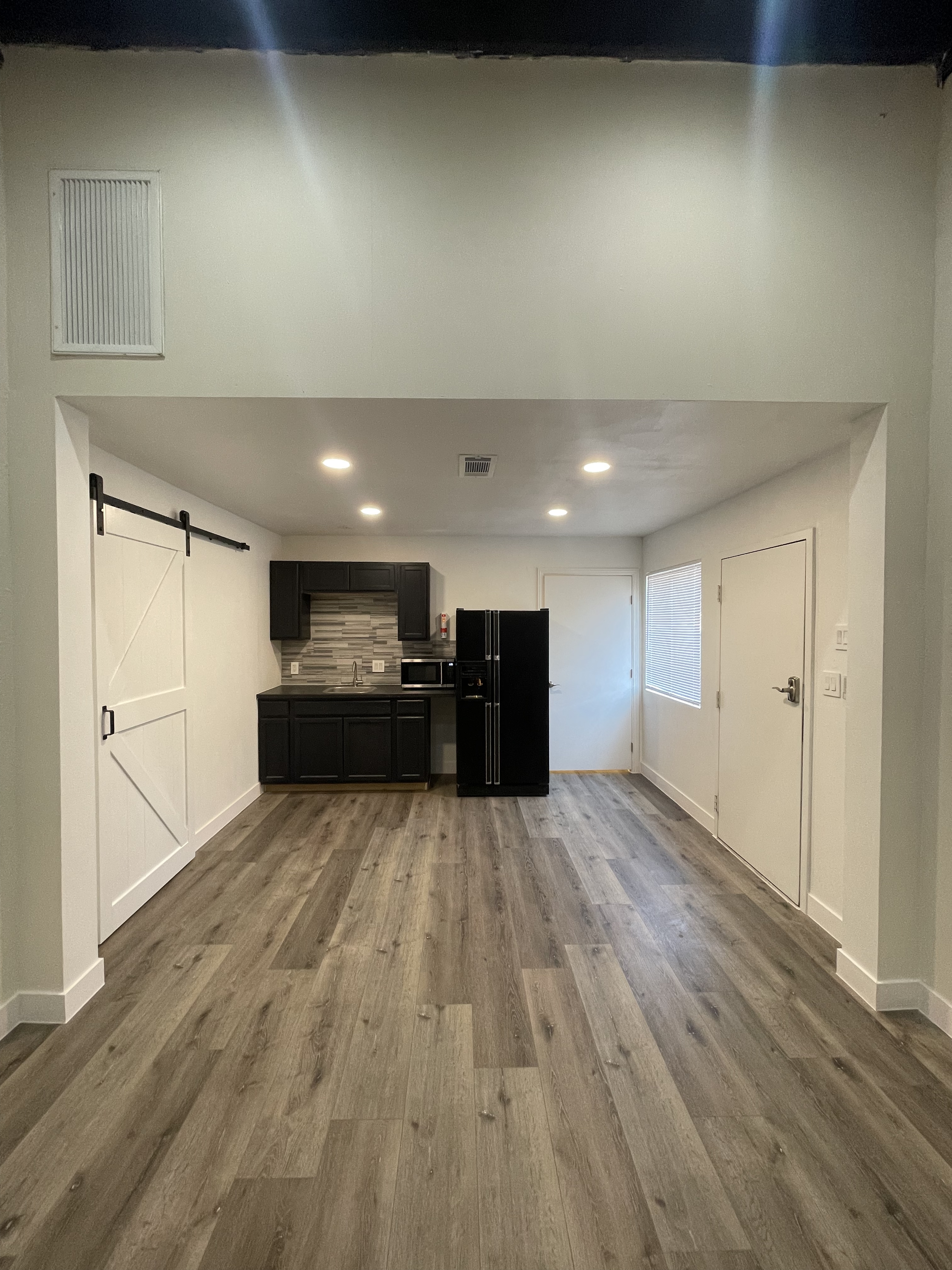 Huge studio loft, kitchenette, ensuite bath, private entrance - photo 32