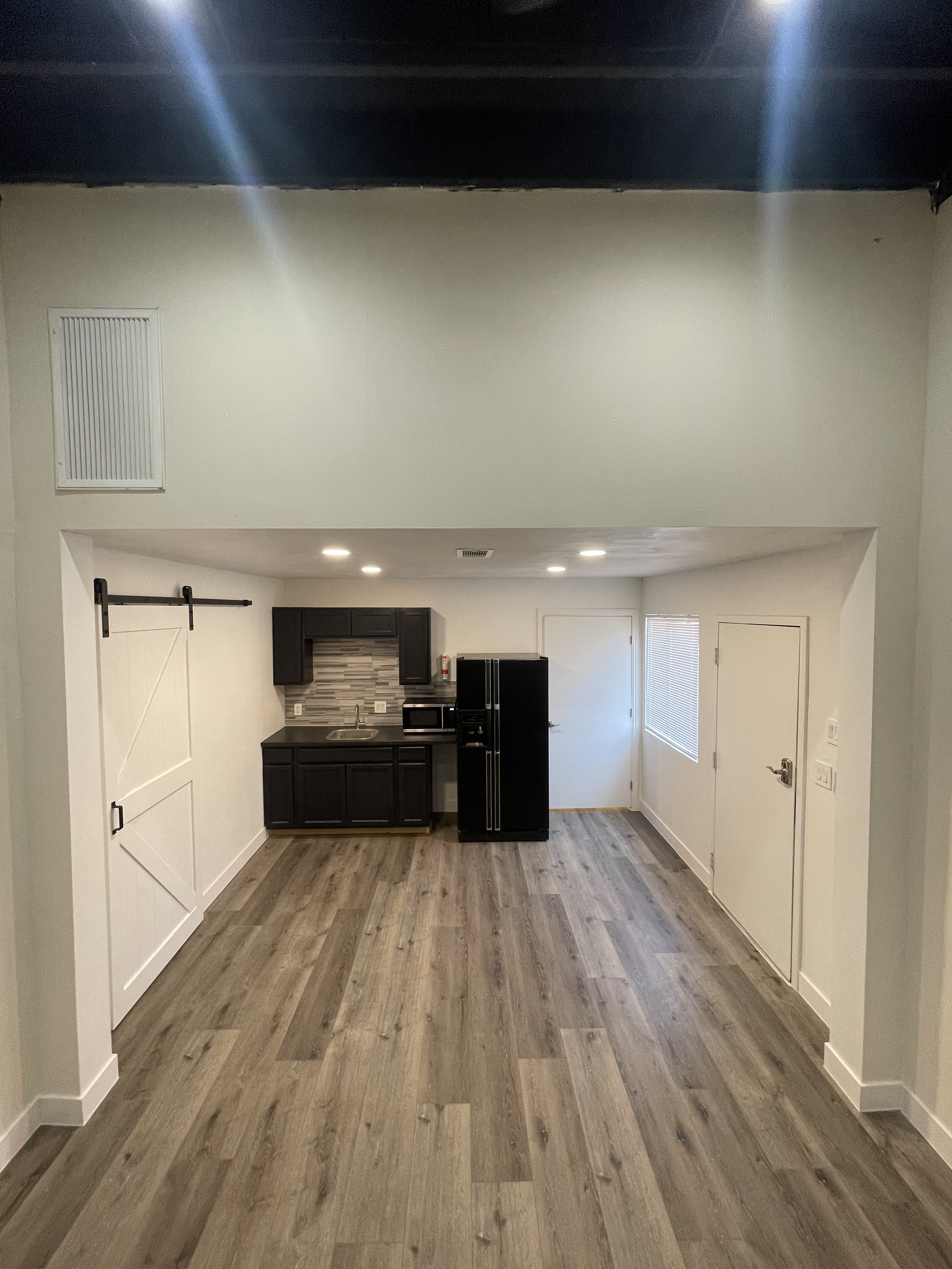 Huge studio loft, kitchenette, ensuite bath, private entrance - photo 33