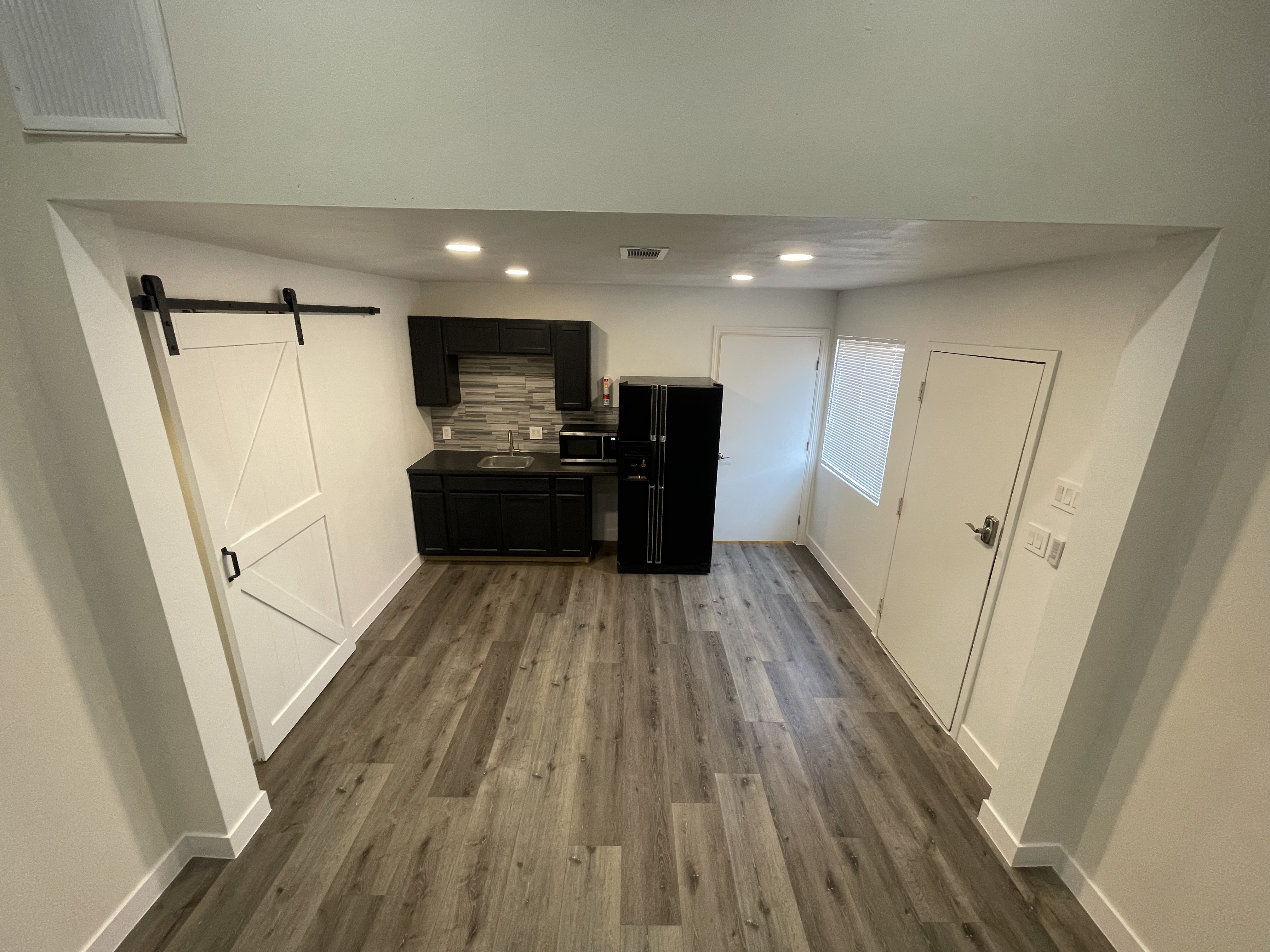 Huge studio loft, kitchenette, ensuite bath, private entrance - photo 34