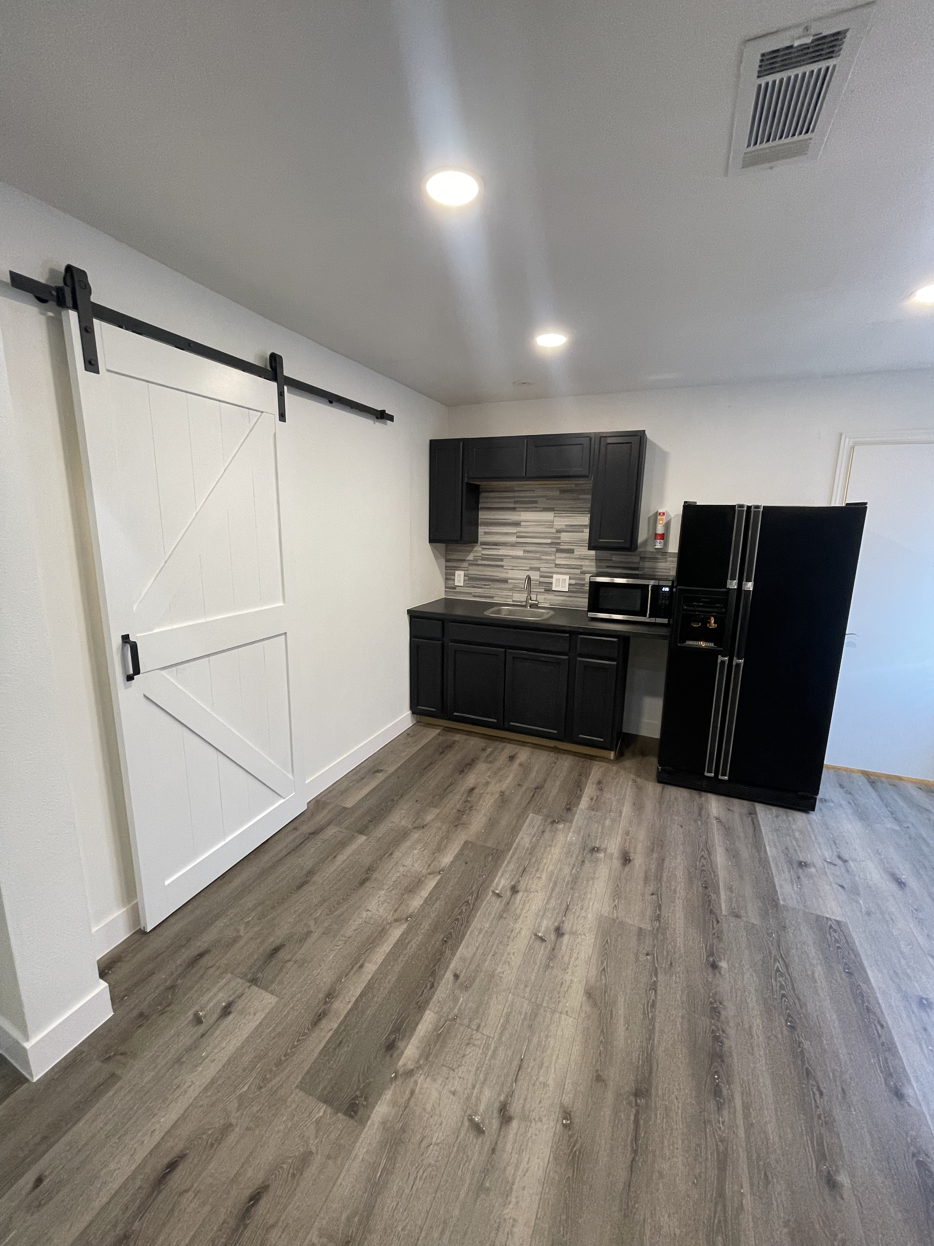 Huge studio loft, kitchenette, ensuite bath, private entrance - photo 35