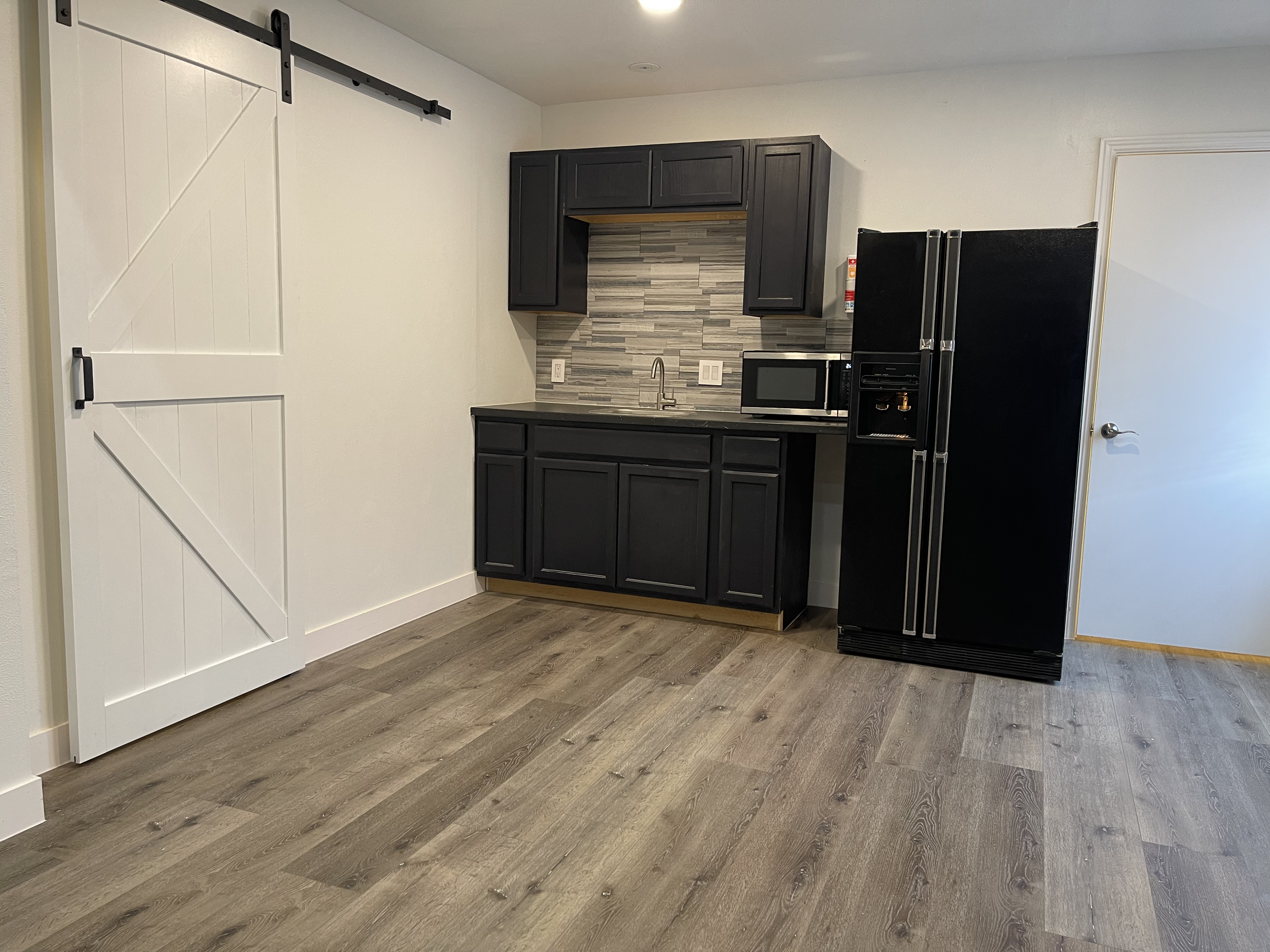 Huge studio loft, kitchenette, ensuite bath, private entrance - photo 37