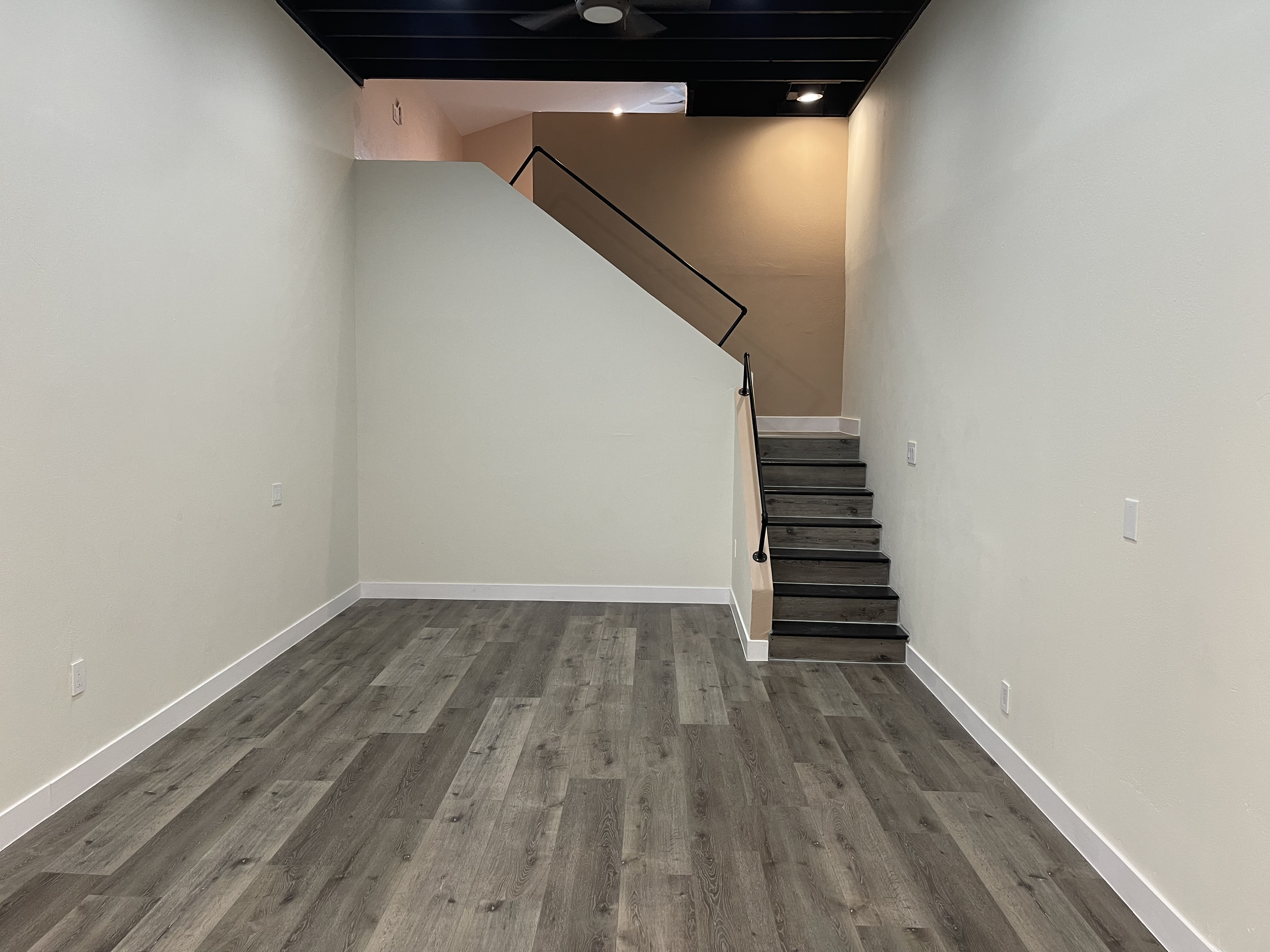 Huge studio loft, kitchenette, ensuite bath, private entrance - photo 38