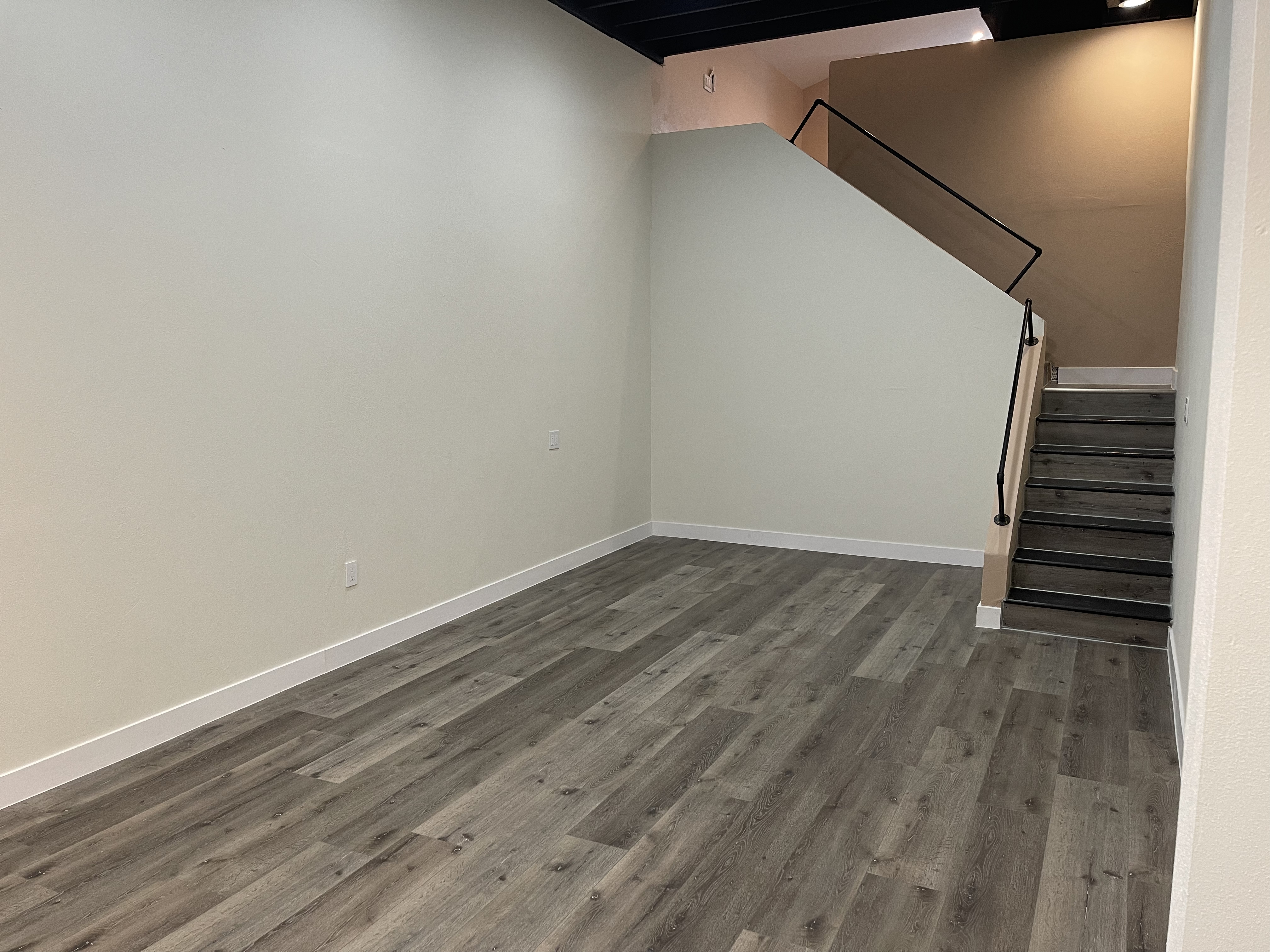 Huge studio loft, kitchenette, ensuite bath, private entrance - photo 39