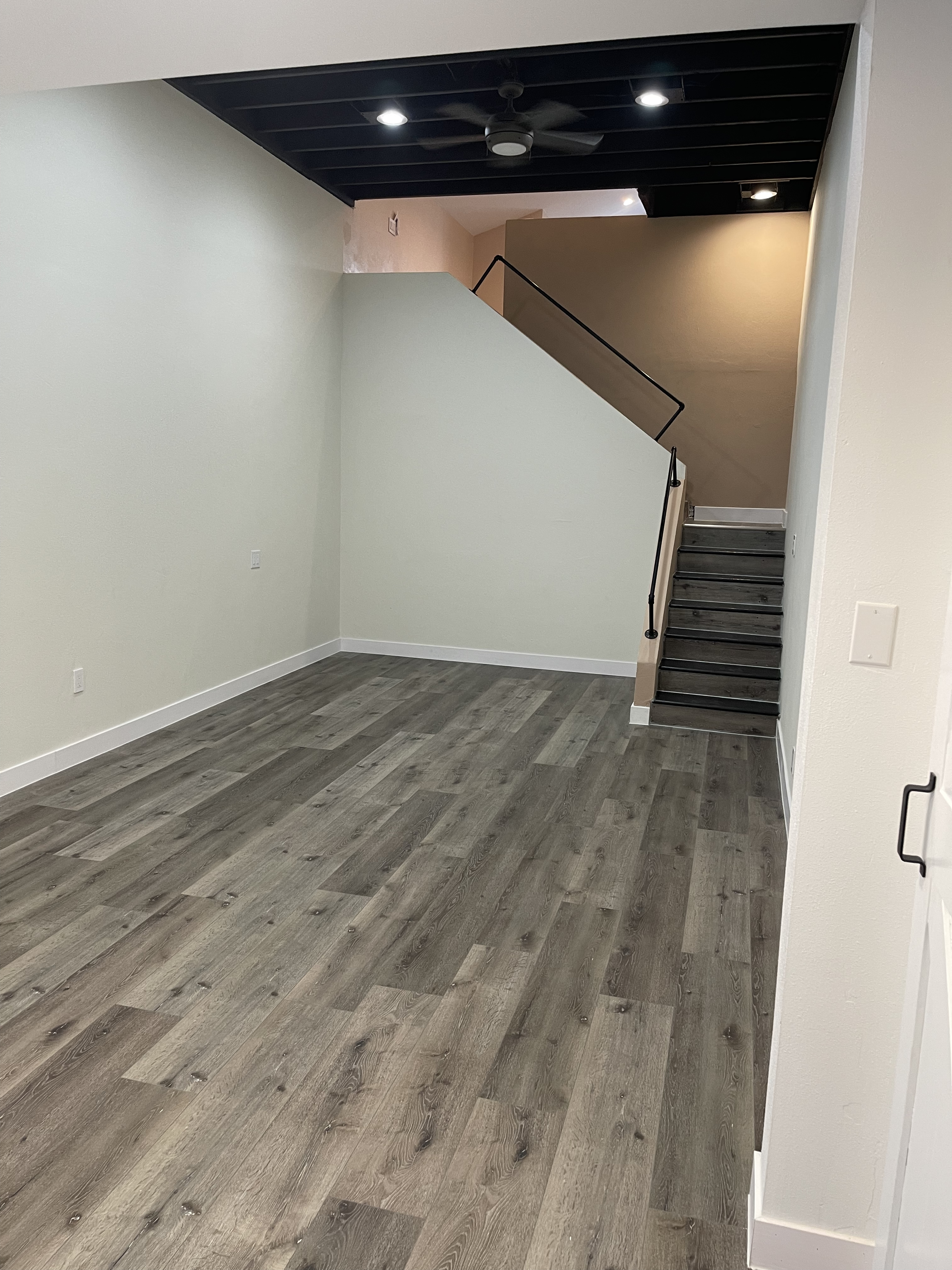 Huge studio loft, kitchenette, ensuite bath, private entrance - photo 40