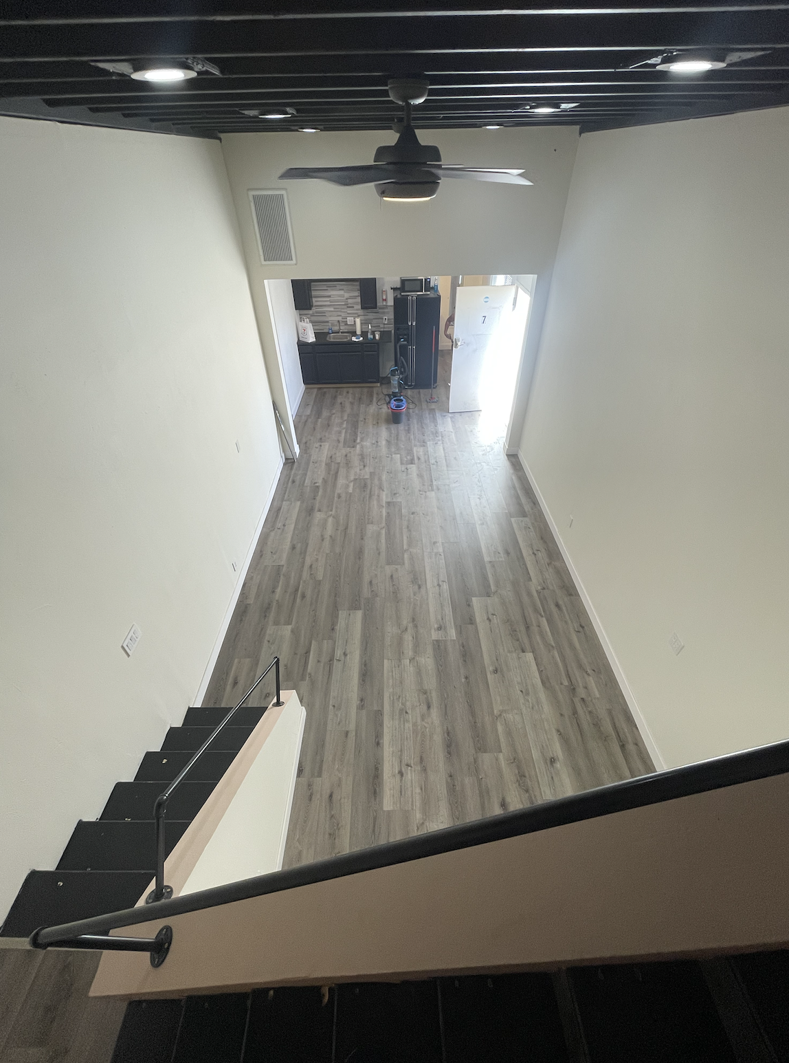 Huge studio loft, kitchenette, ensuite bath, private entrance - photo 41