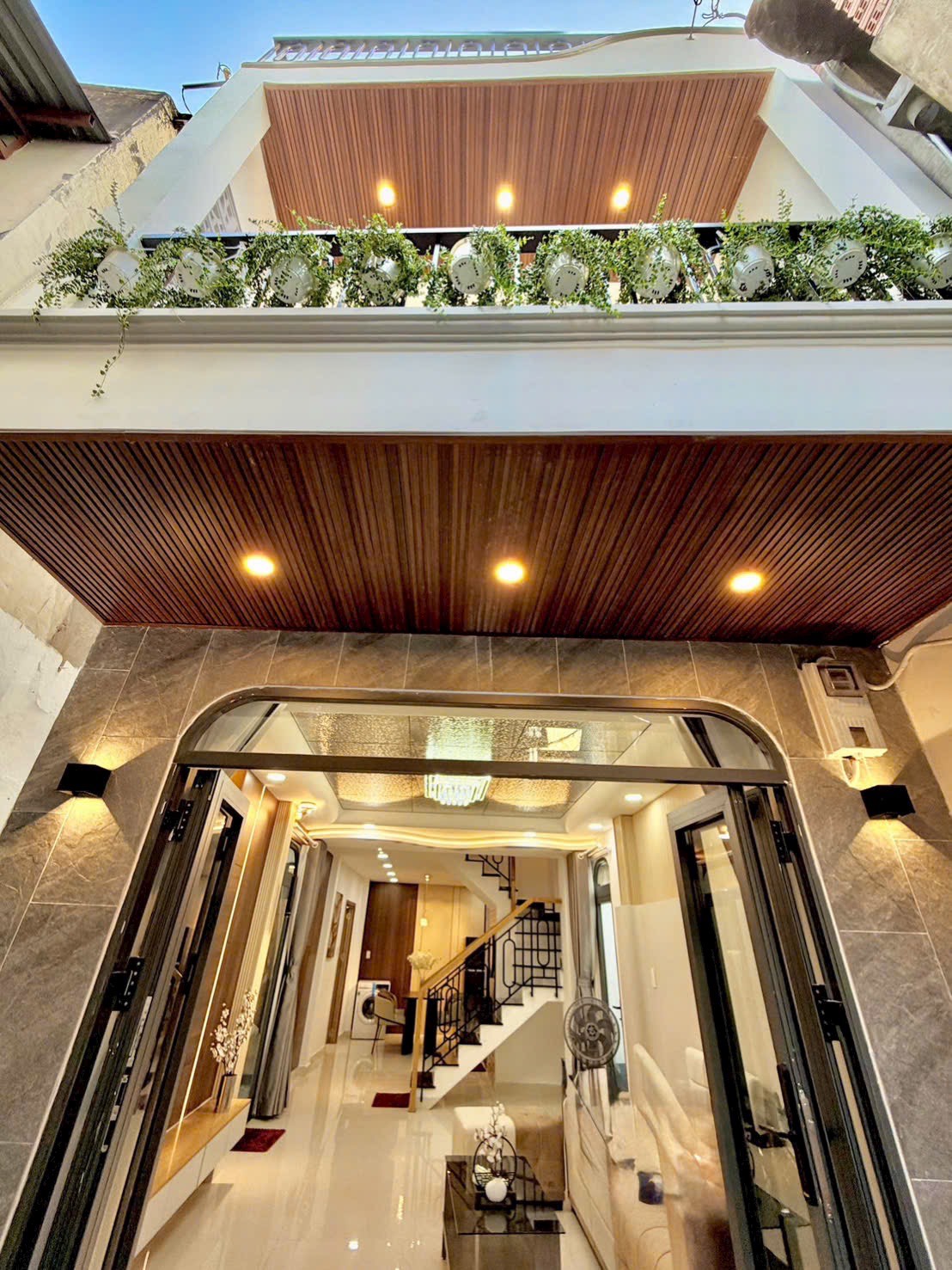 Bán Mới Tinh Nhà Sát Quận 1