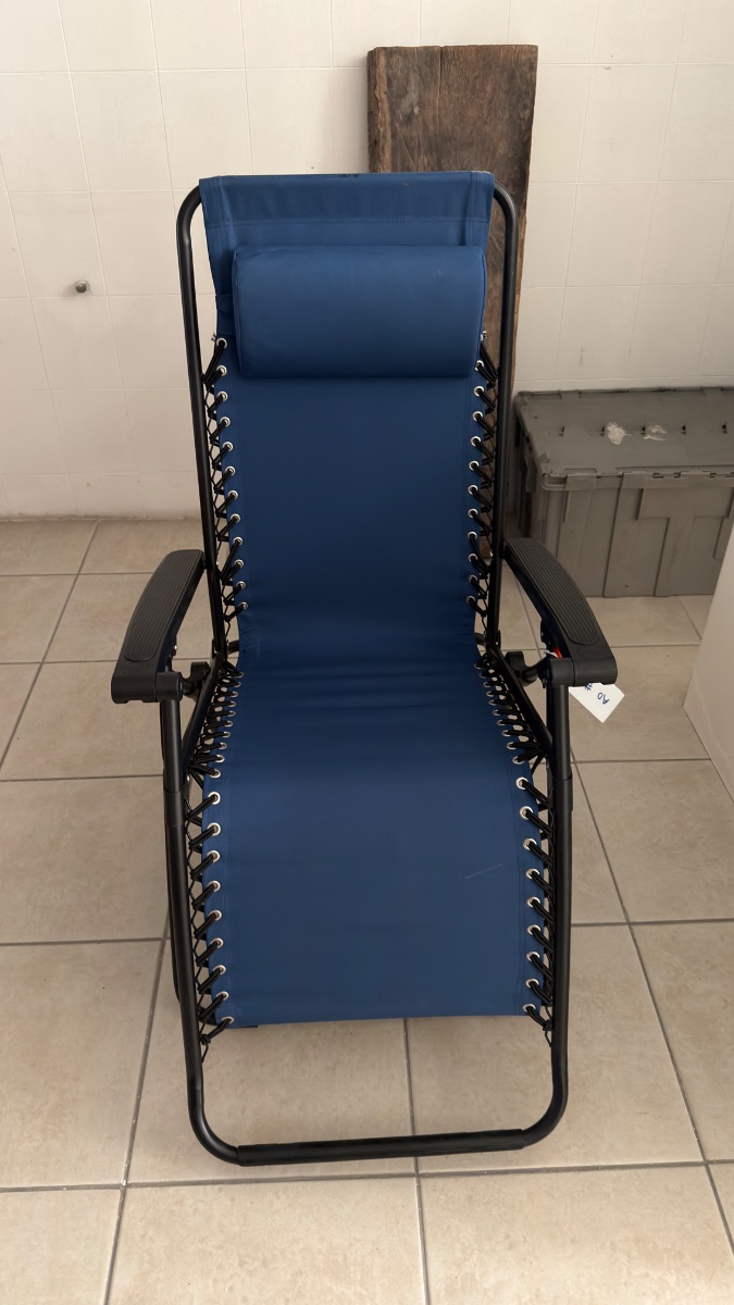 Silla reclinable color azul con reposacabezas