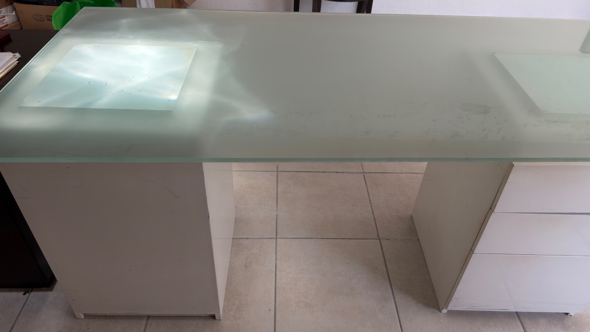 Escritorio de cristal esmerilado con cajonera
