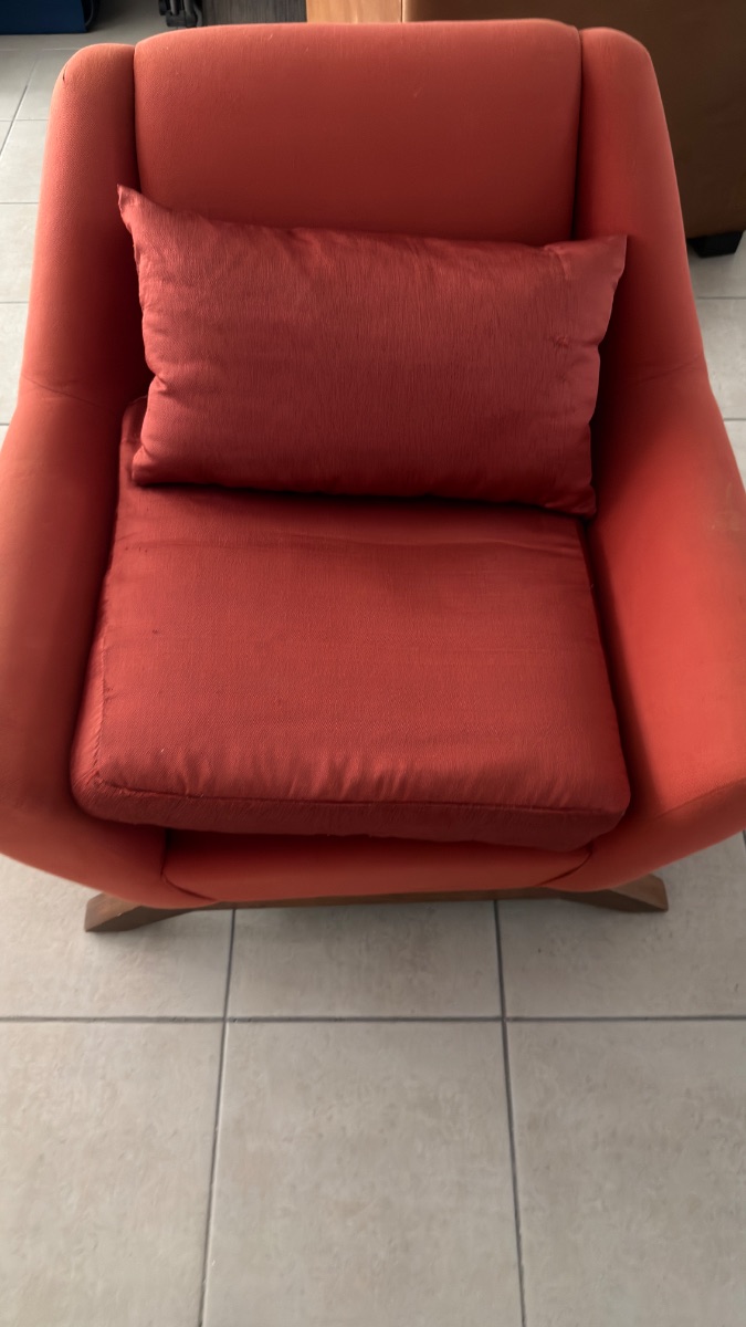 Sillón lounge moderno color rojo con base de madera