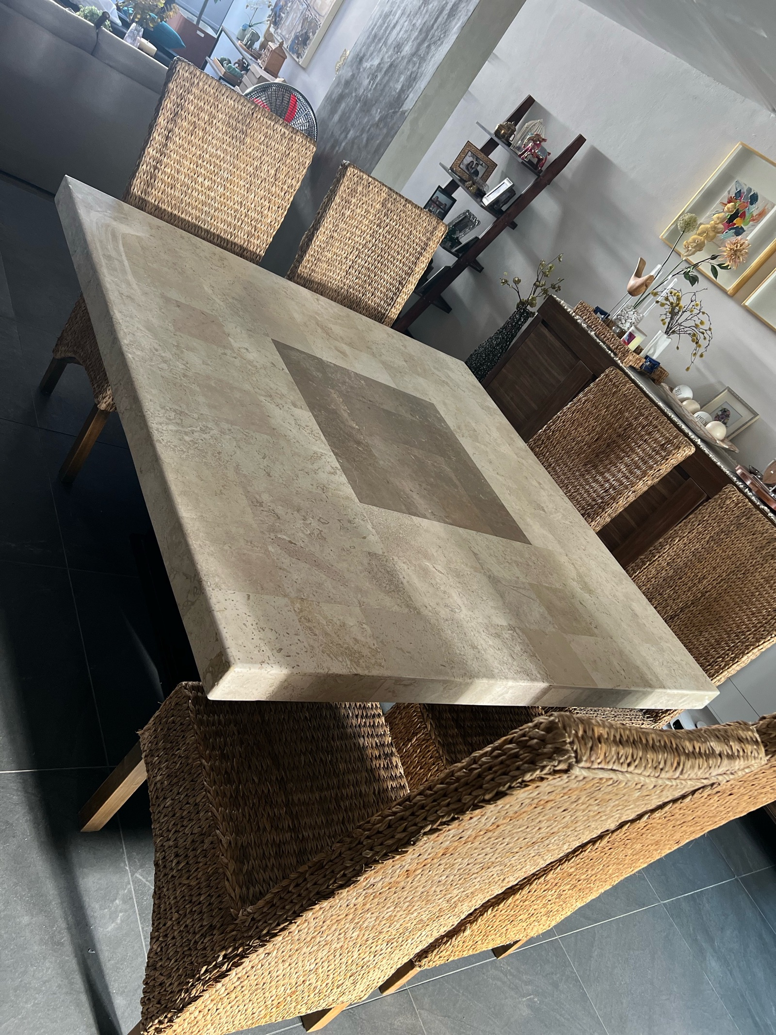 Comedor de mármol con sillas de mimbre