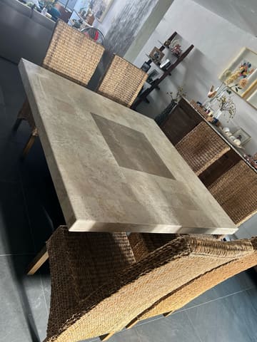 Comedor de mármol con sillas de mimbre